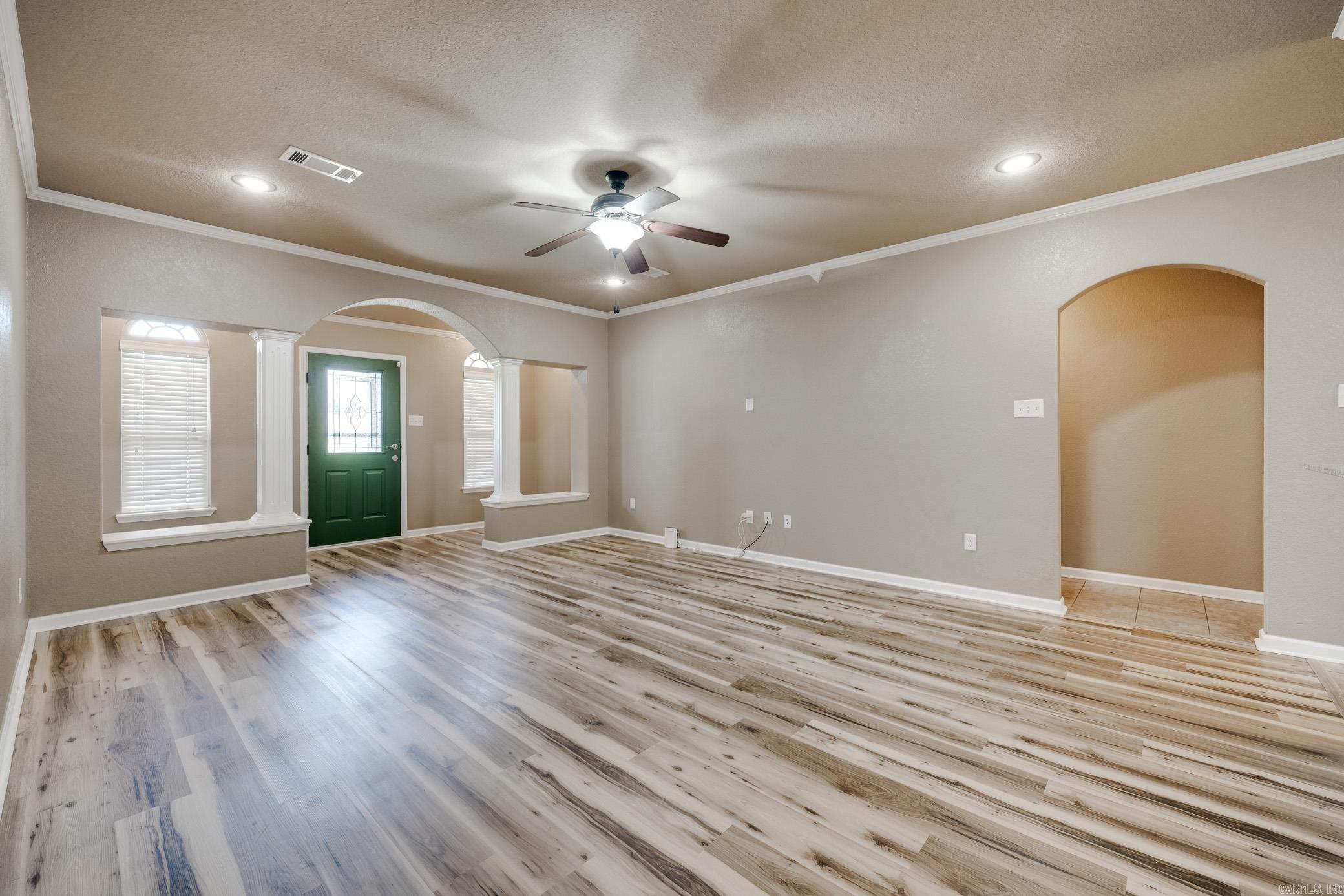 2925 Gladstone Drive Property Photo 2