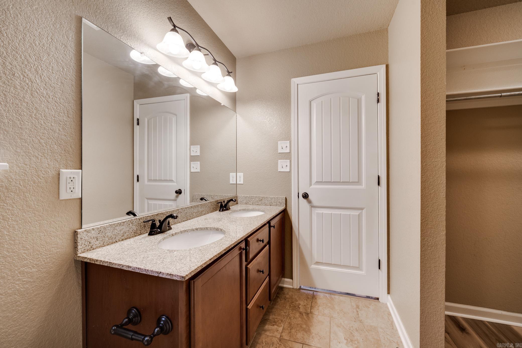 2925 Gladstone Drive Property Photo 21