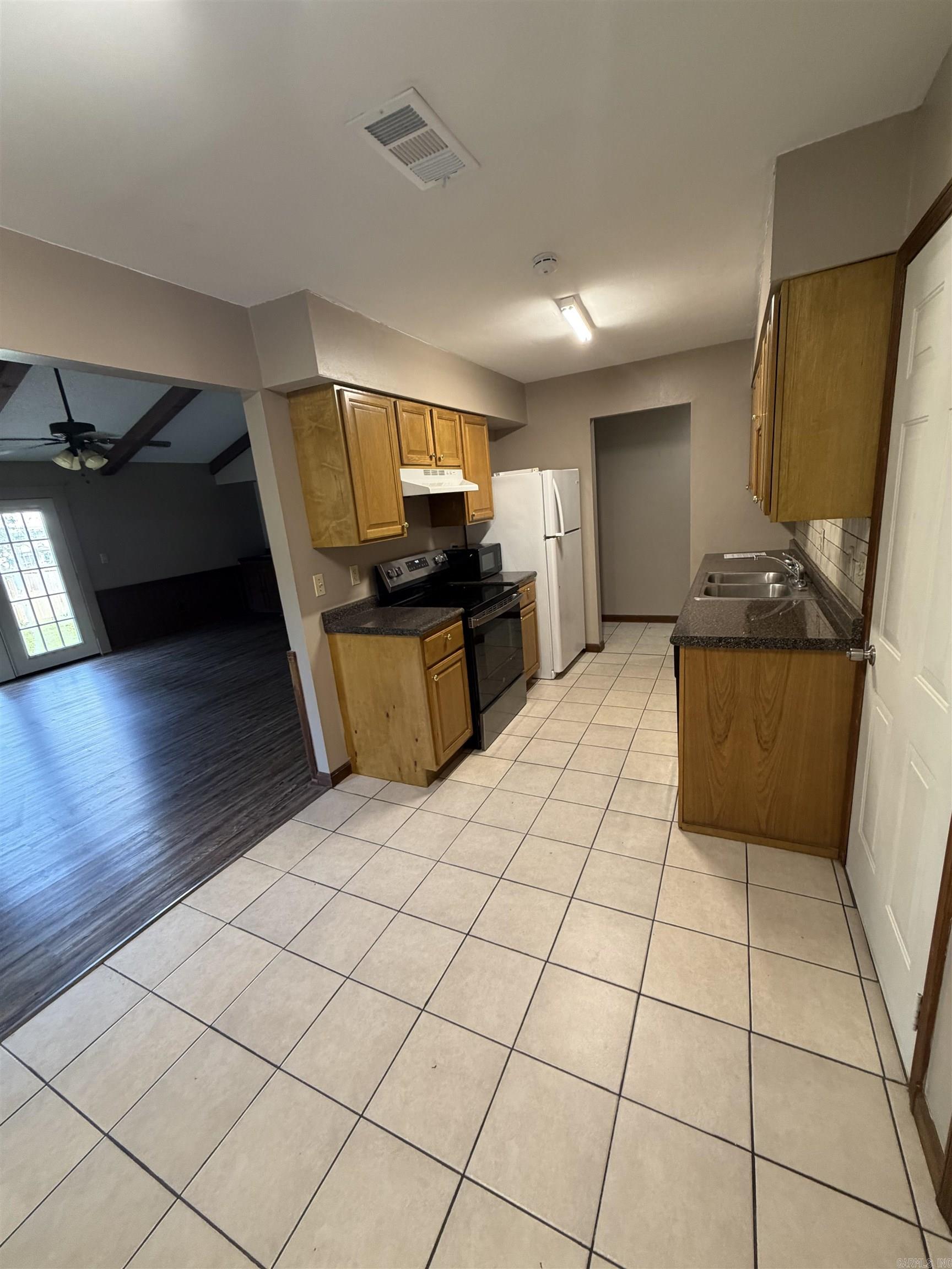 2020 Cenwood Property Photo 8