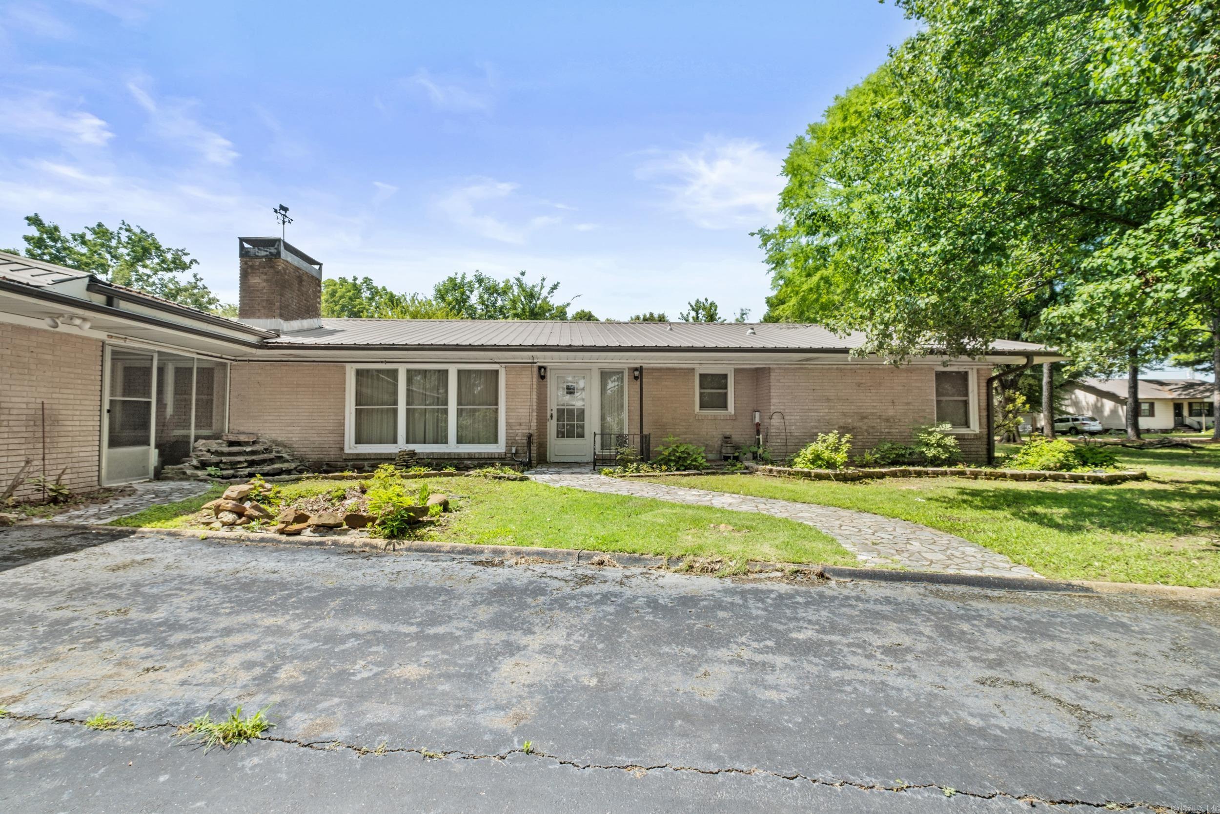 216 East Line Rd Property Photo 2