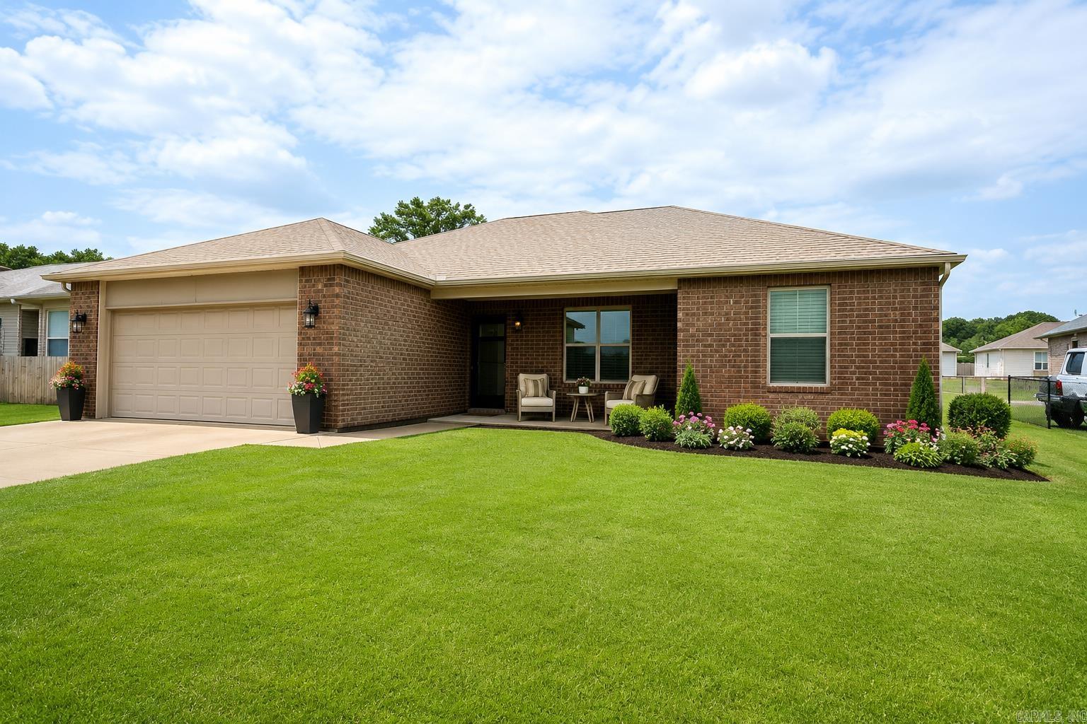 606 Summer Drive Property Photo 1