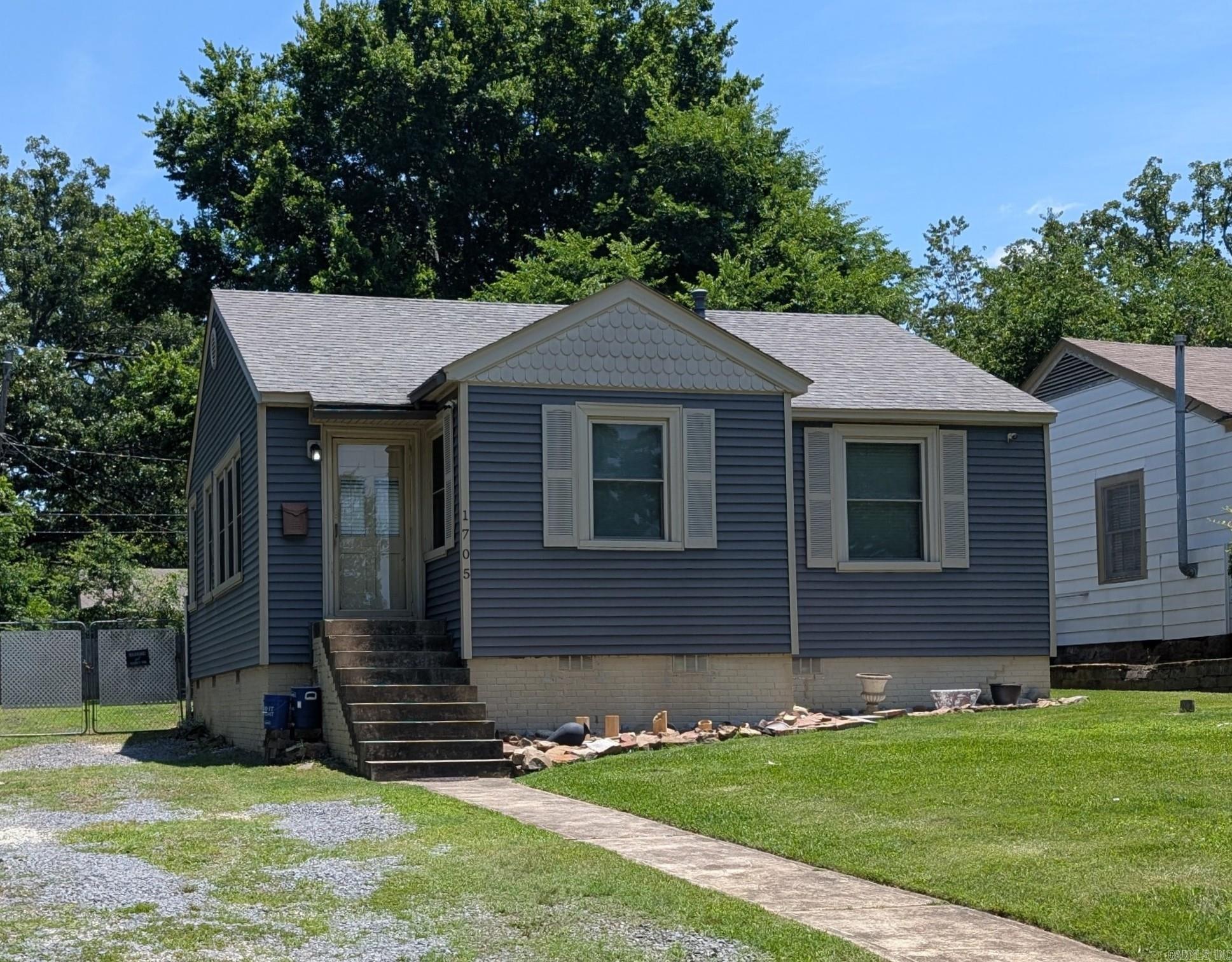 1705 S Pierce Property Photo 1