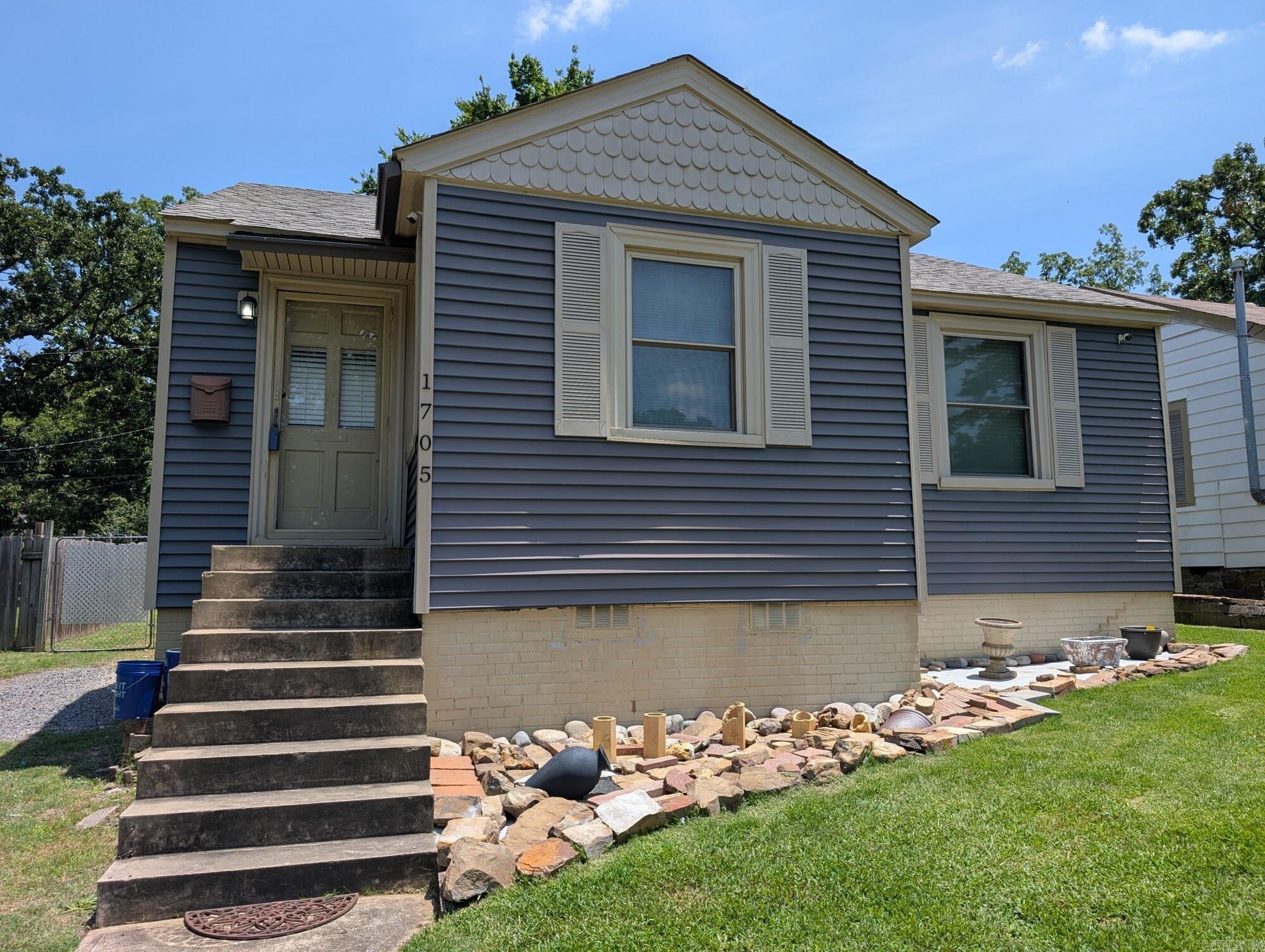 1705 S Pierce Property Photo 3