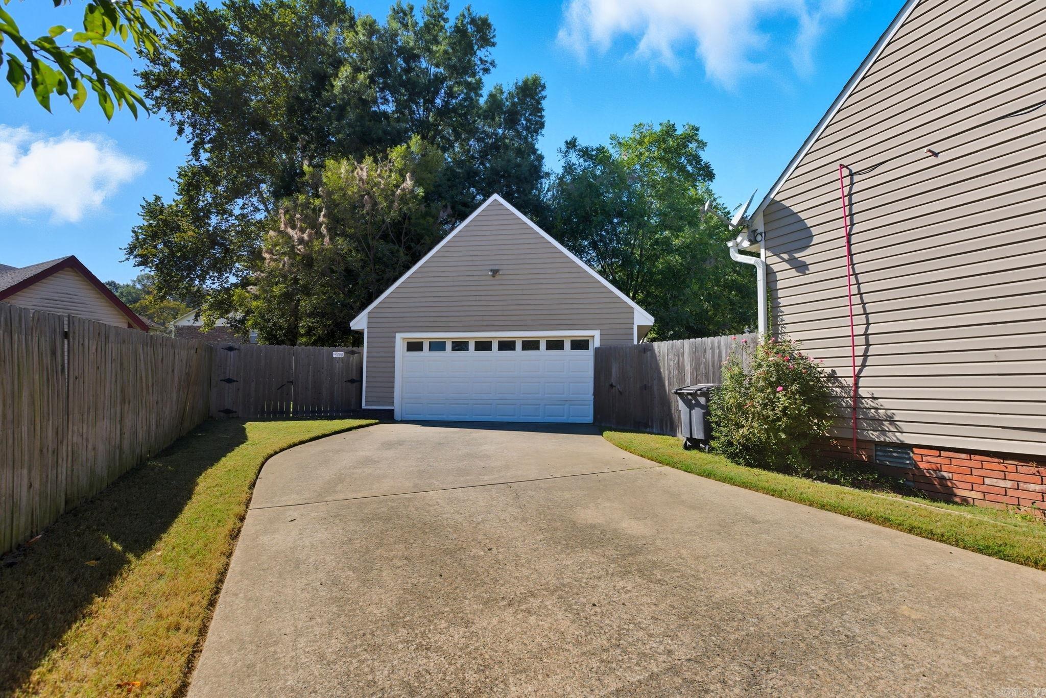 14 White Oak Circle Property Photo 10