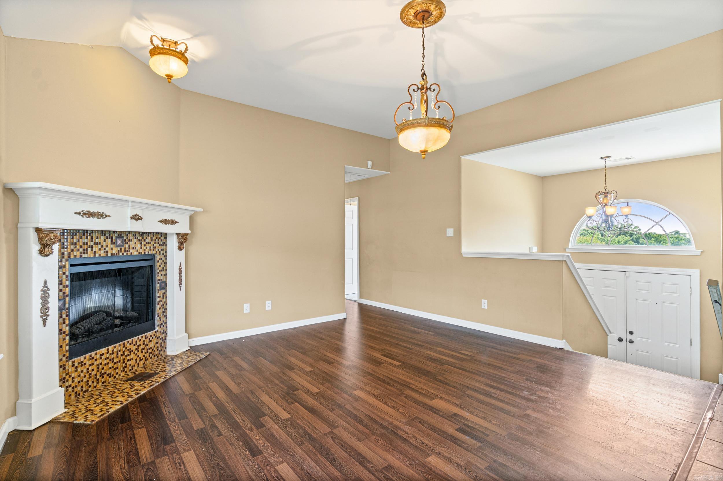 1007 Clinton Court Property Photo 3