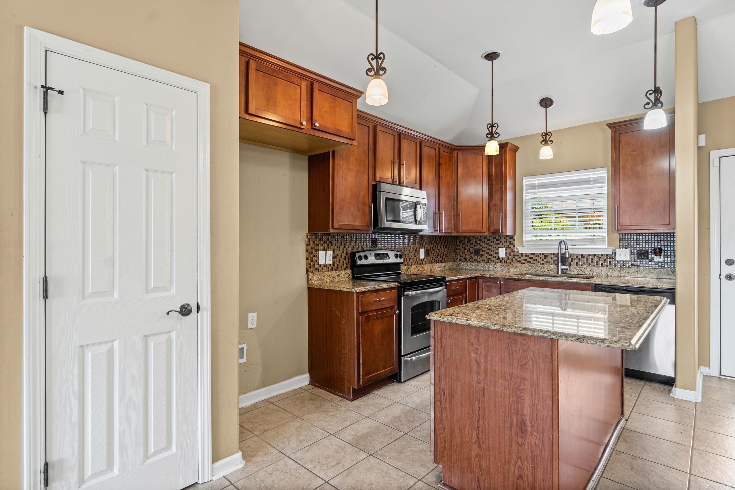 1007 Clinton Court Property Photo 7