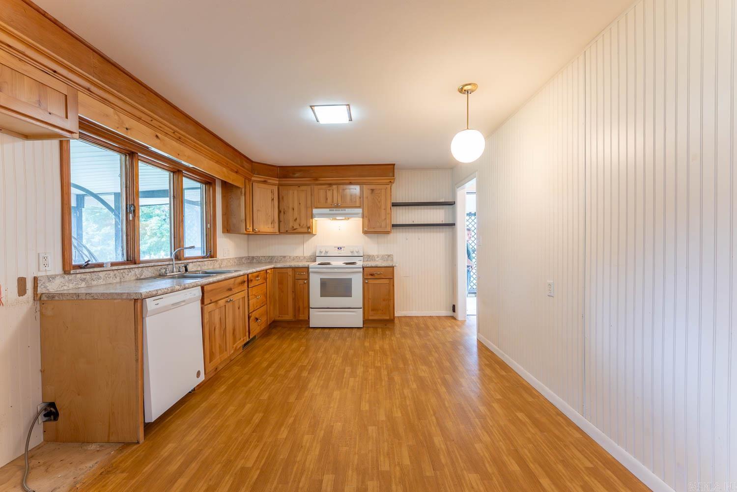 301 Hall St Property Photo 4