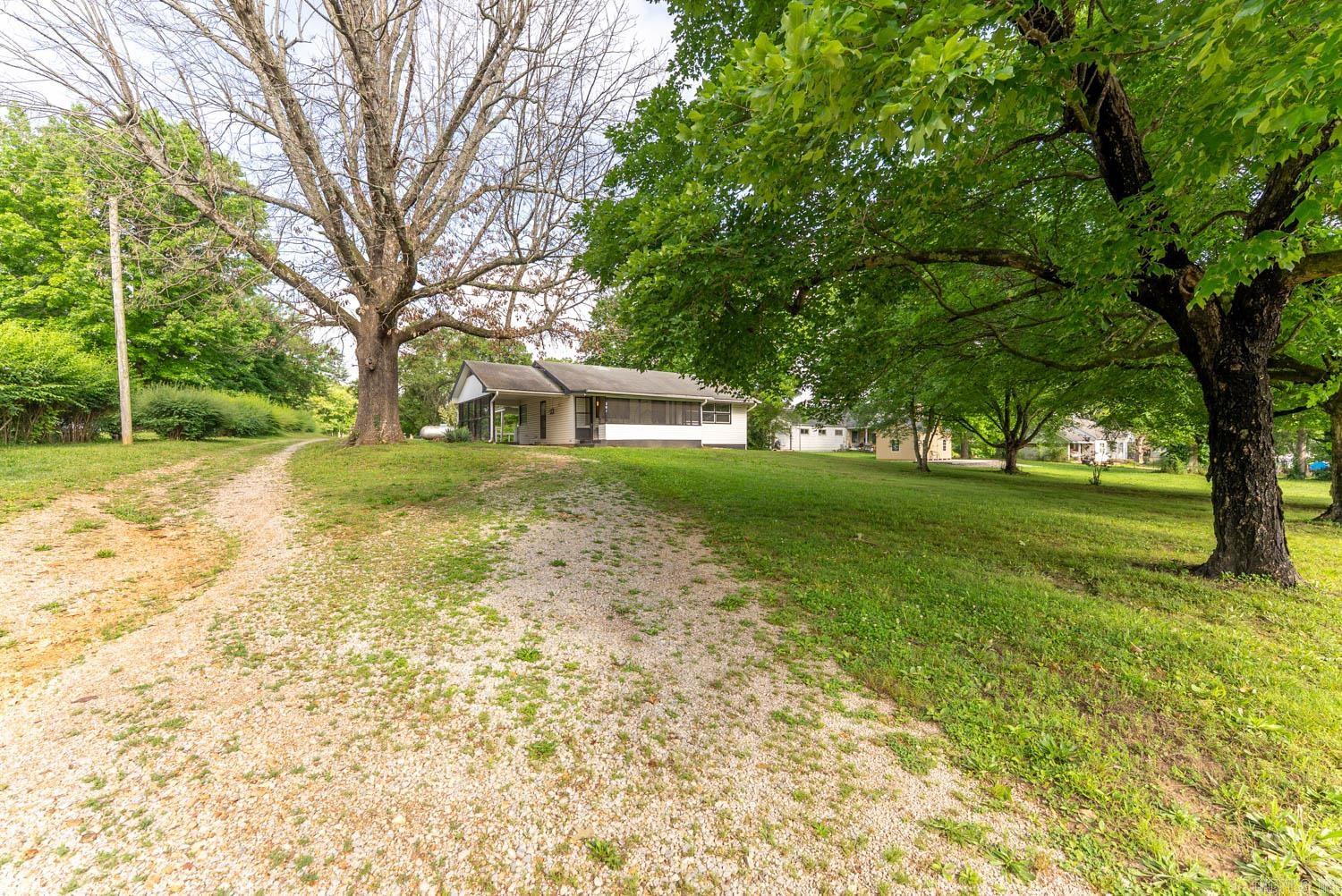 301 Hall St Property Photo 5