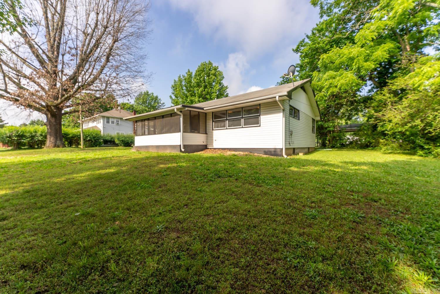 301 Hall St Property Photo 6