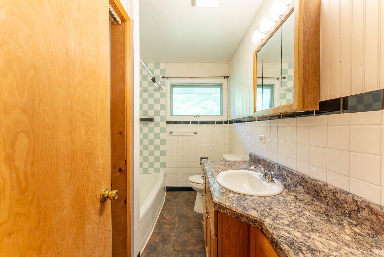 301 Hall St Property Photo 16