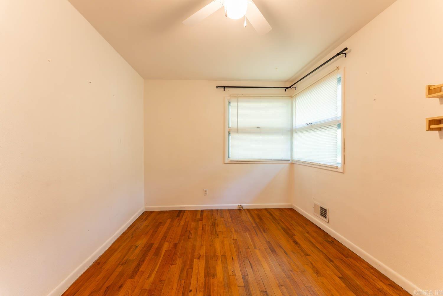 301 Hall St Property Photo 17