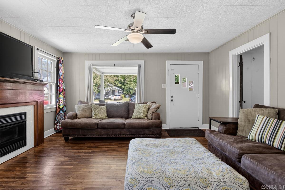 831 Center Street Property Photo 7