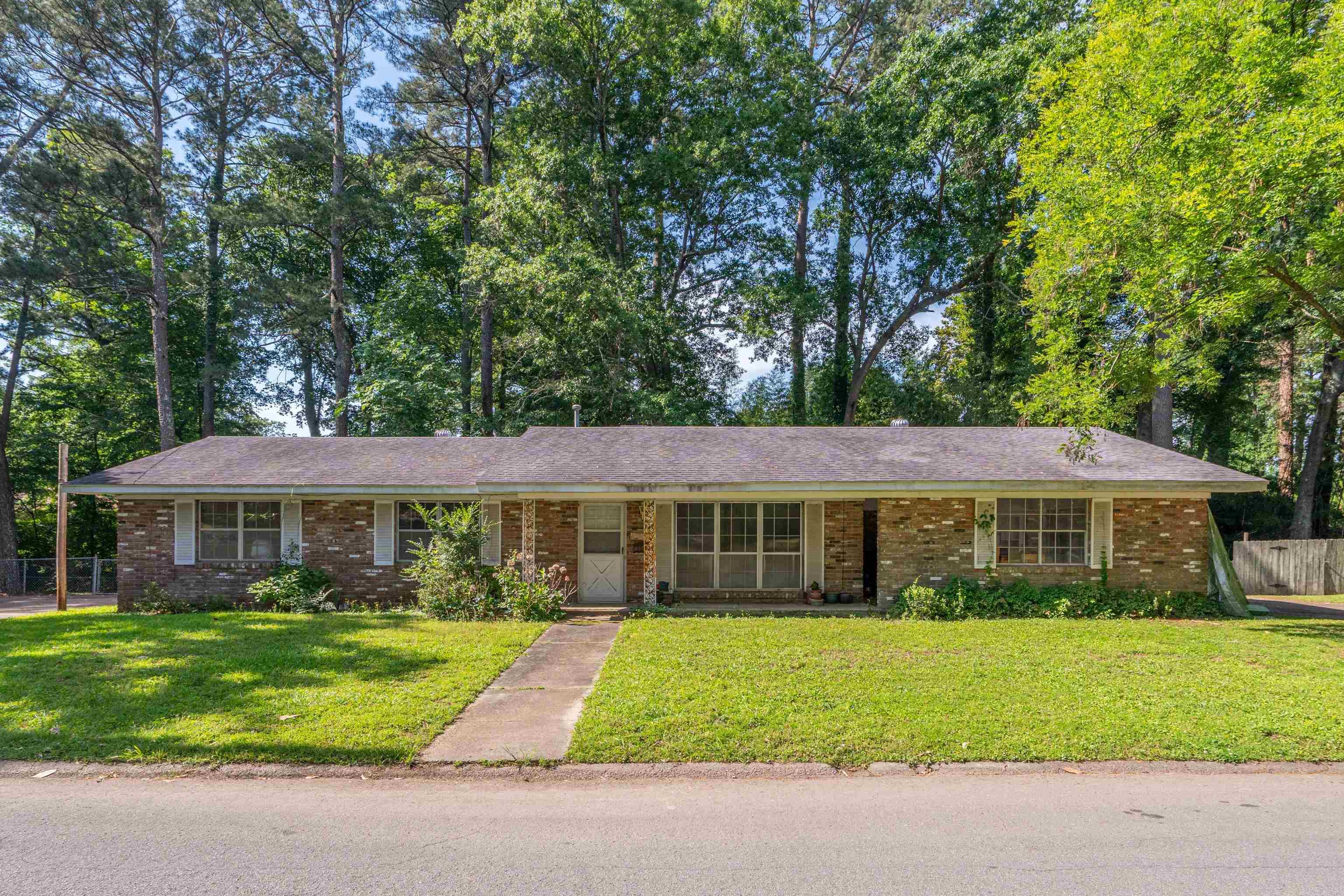 2047 Elaine Circle Property Photo 1