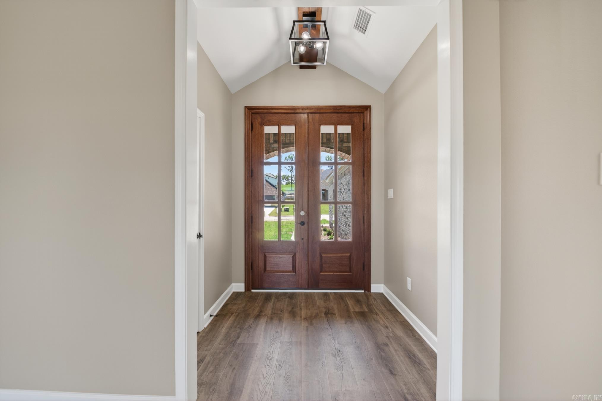 556 Valley Oak Drive Property Photo 3