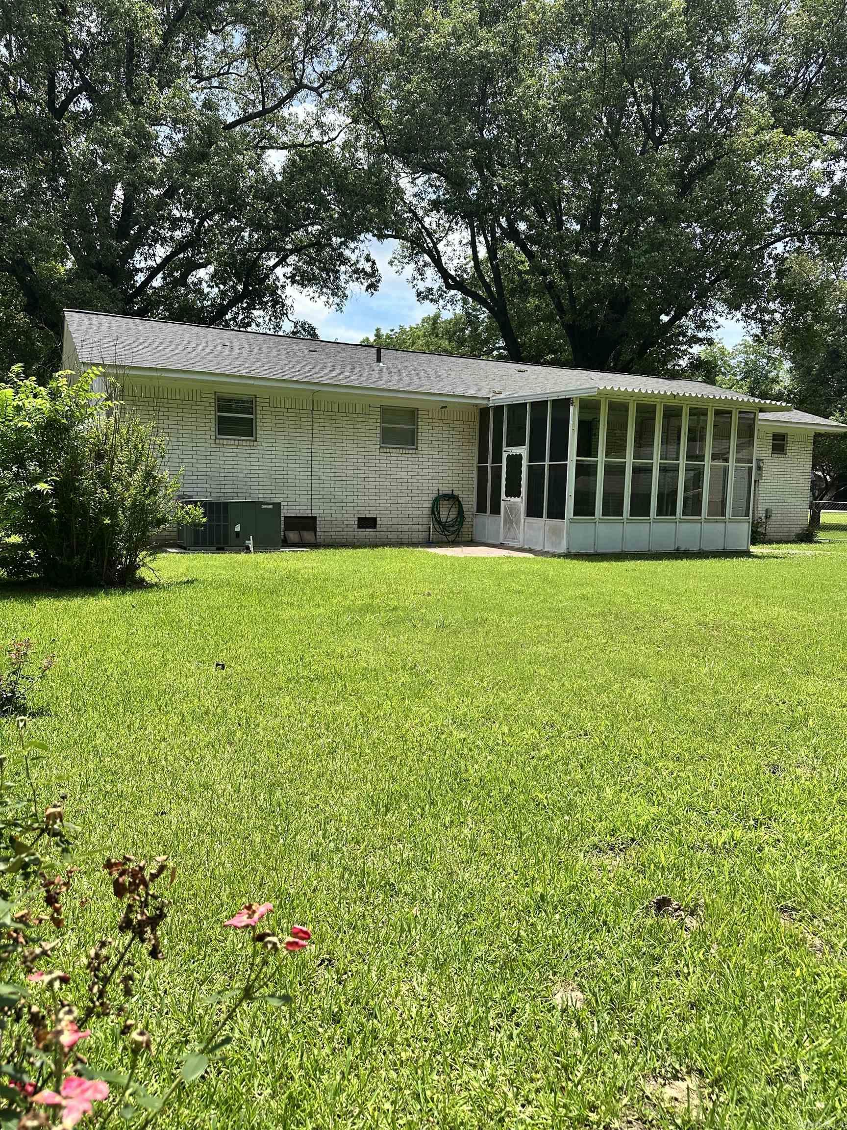 211 Mixon Street Property Photo 6