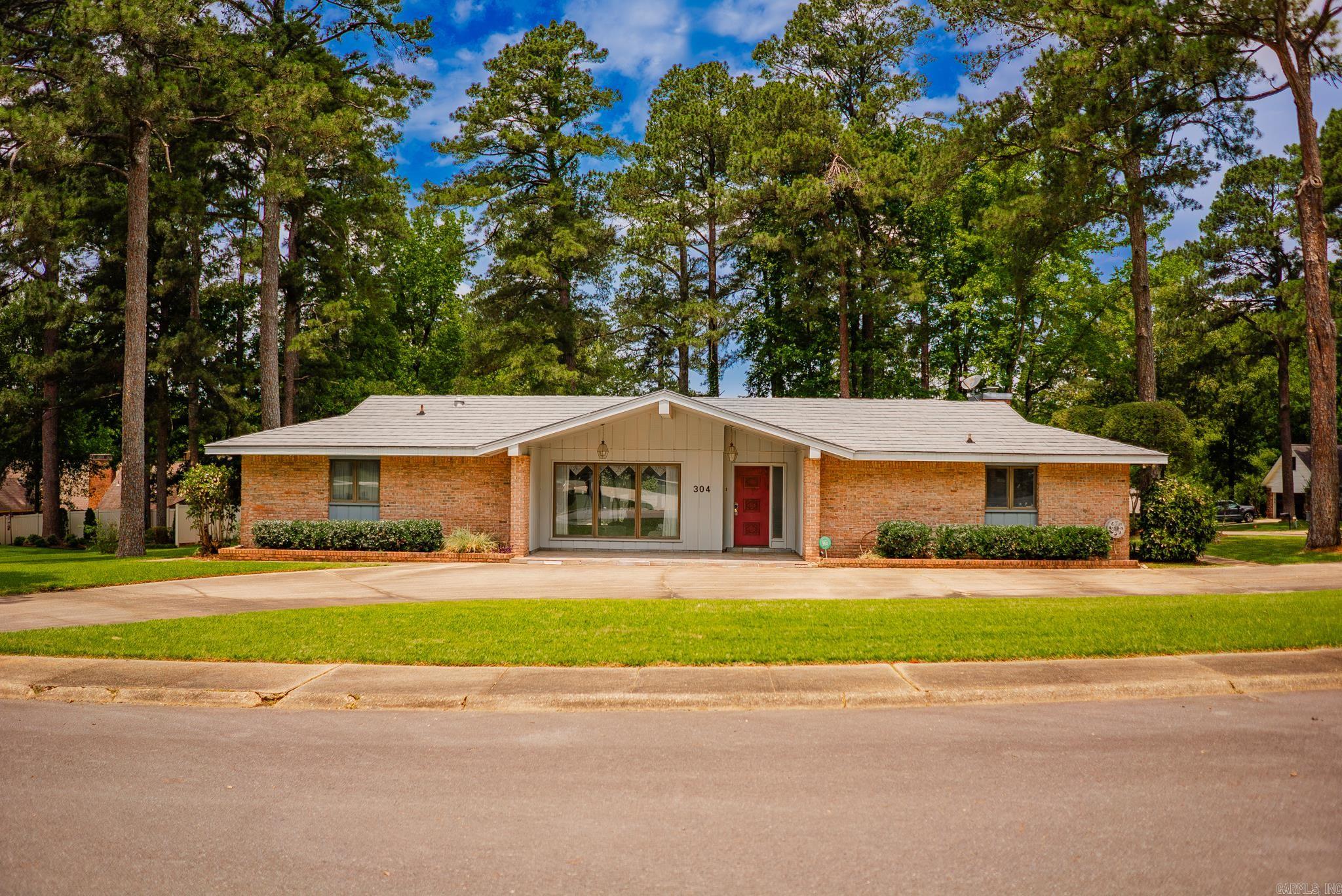 304 Crestwood Property Photo 1