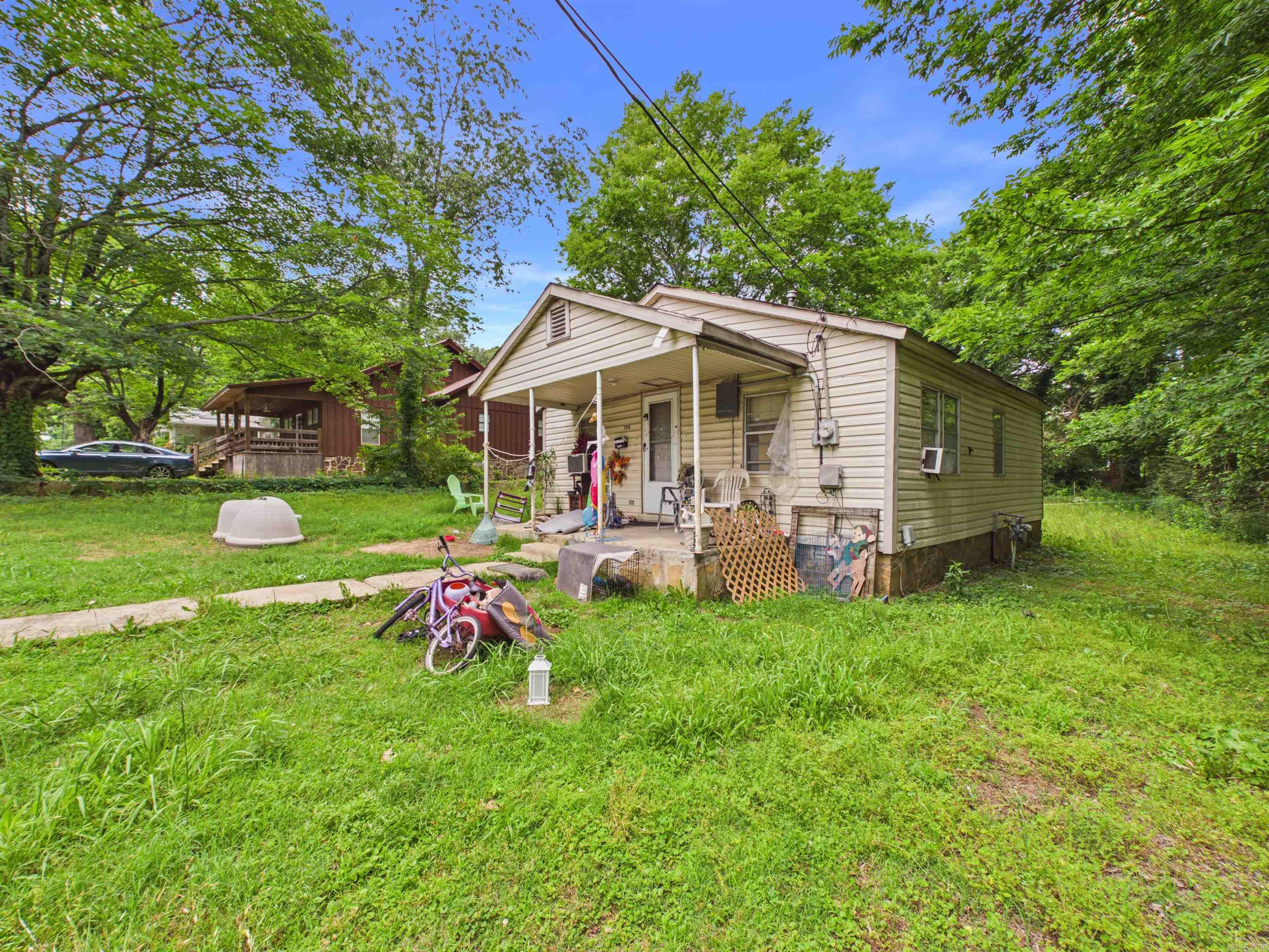190 W Mark Street Property Photo 4