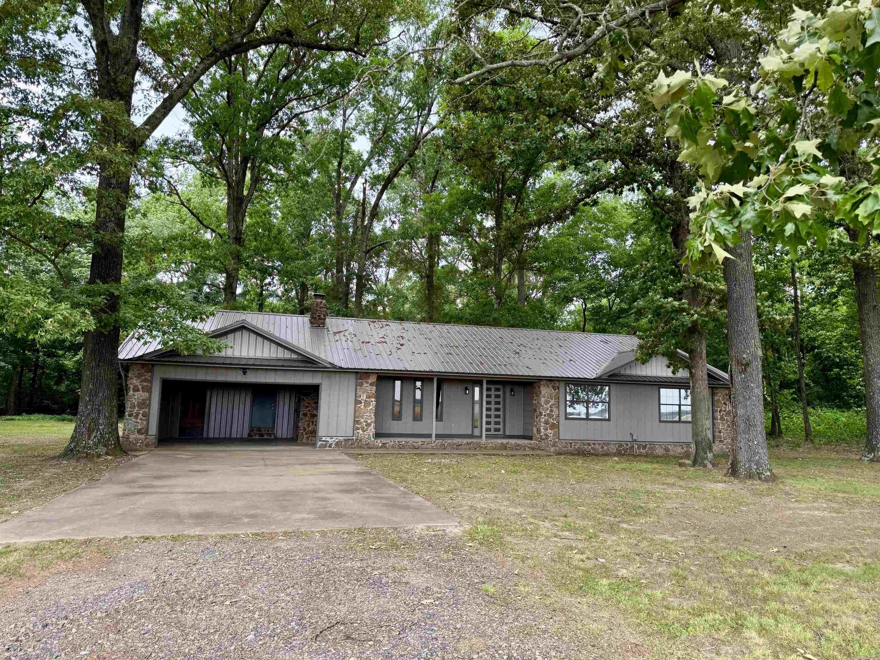 411 Senko Rd Property Photo 1