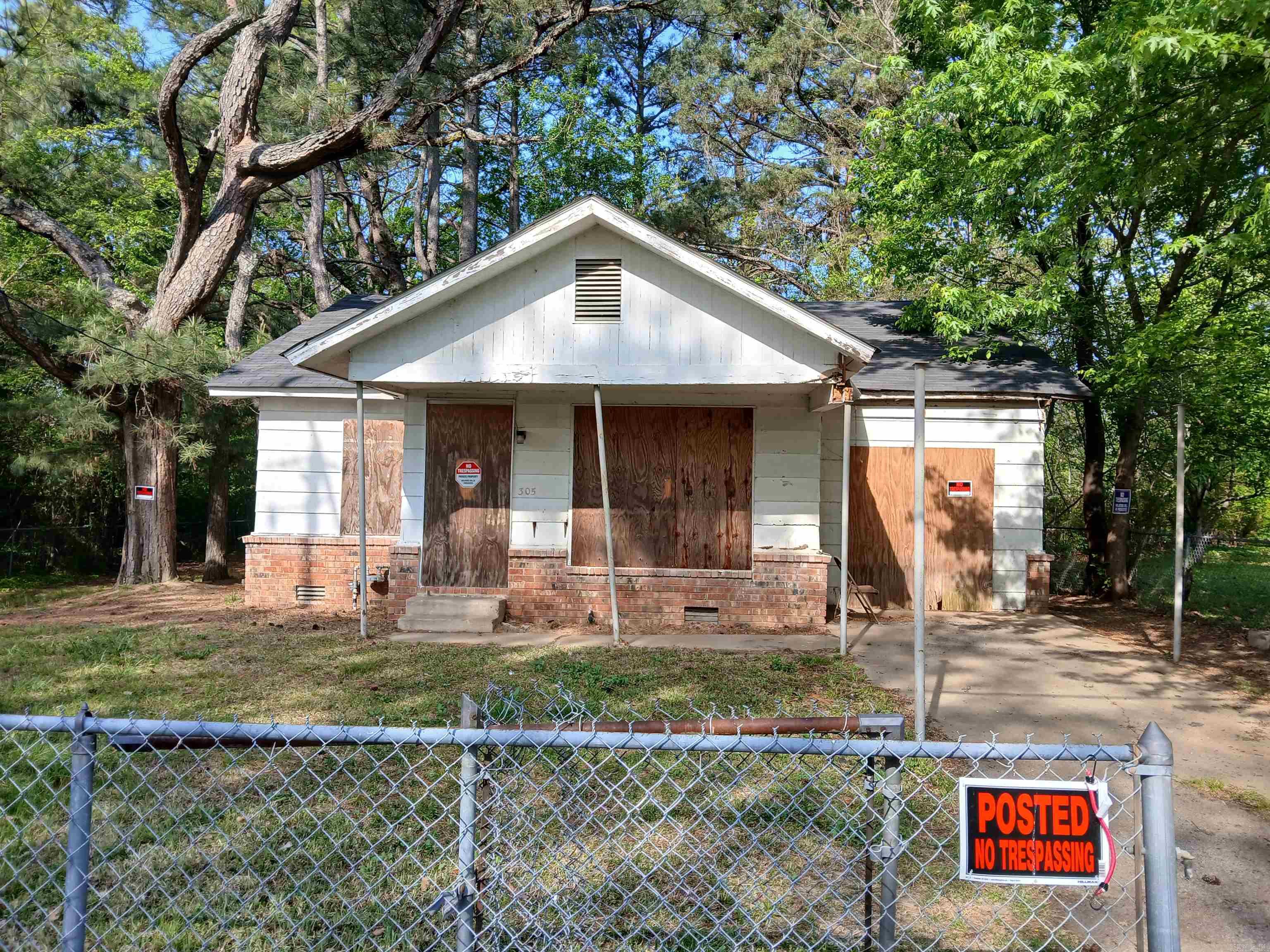 305 S College St Property Photo 1