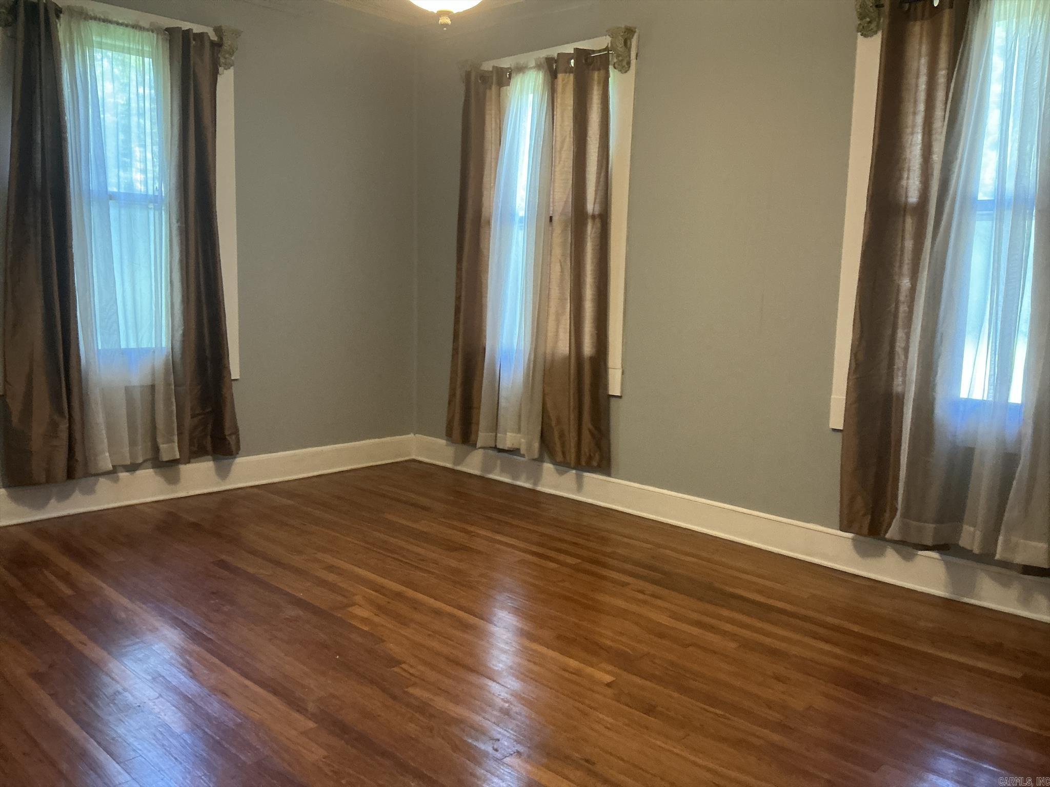 905 Oak Street Property Photo 8