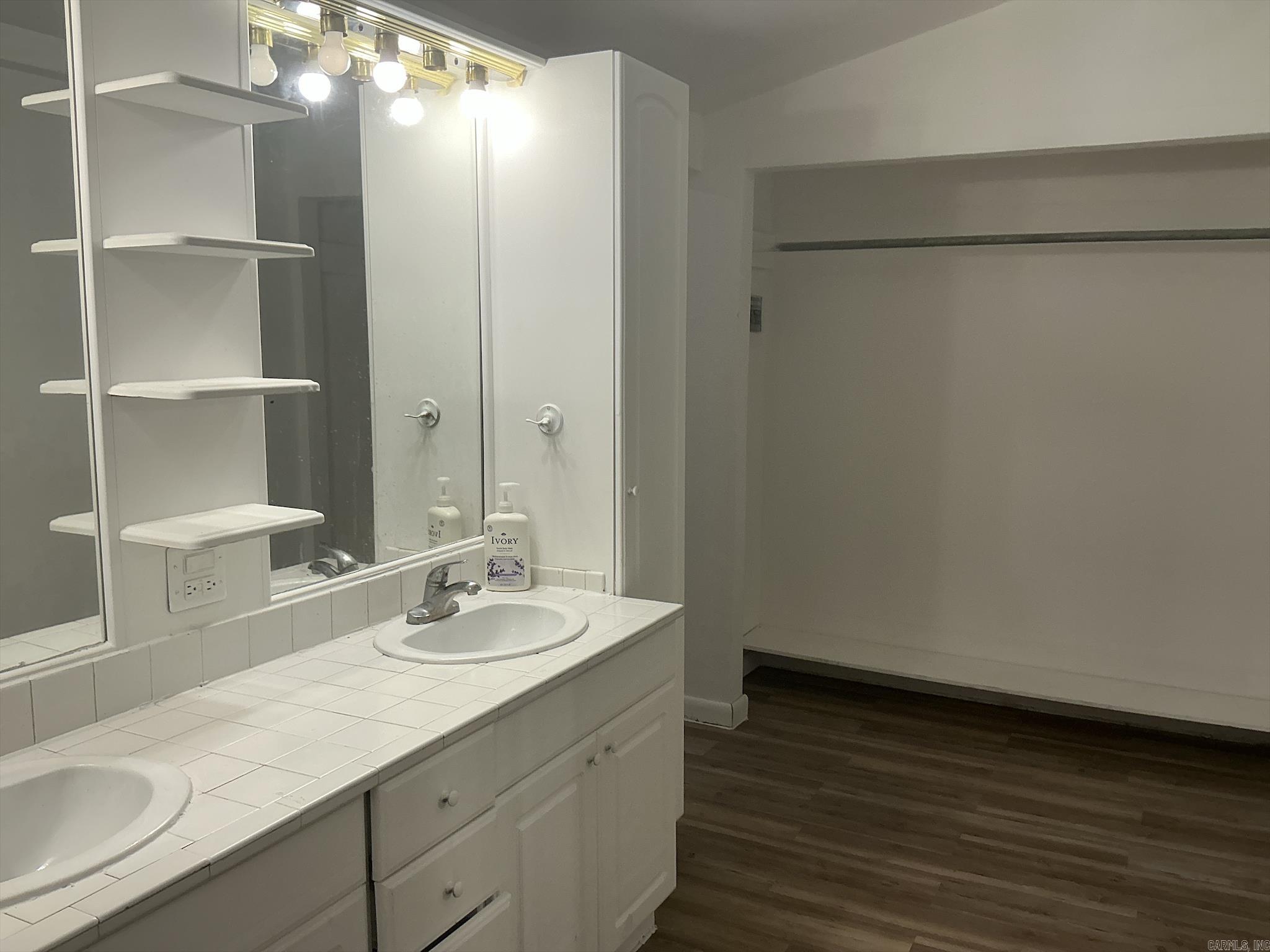 905 Oak Street Property Photo 25
