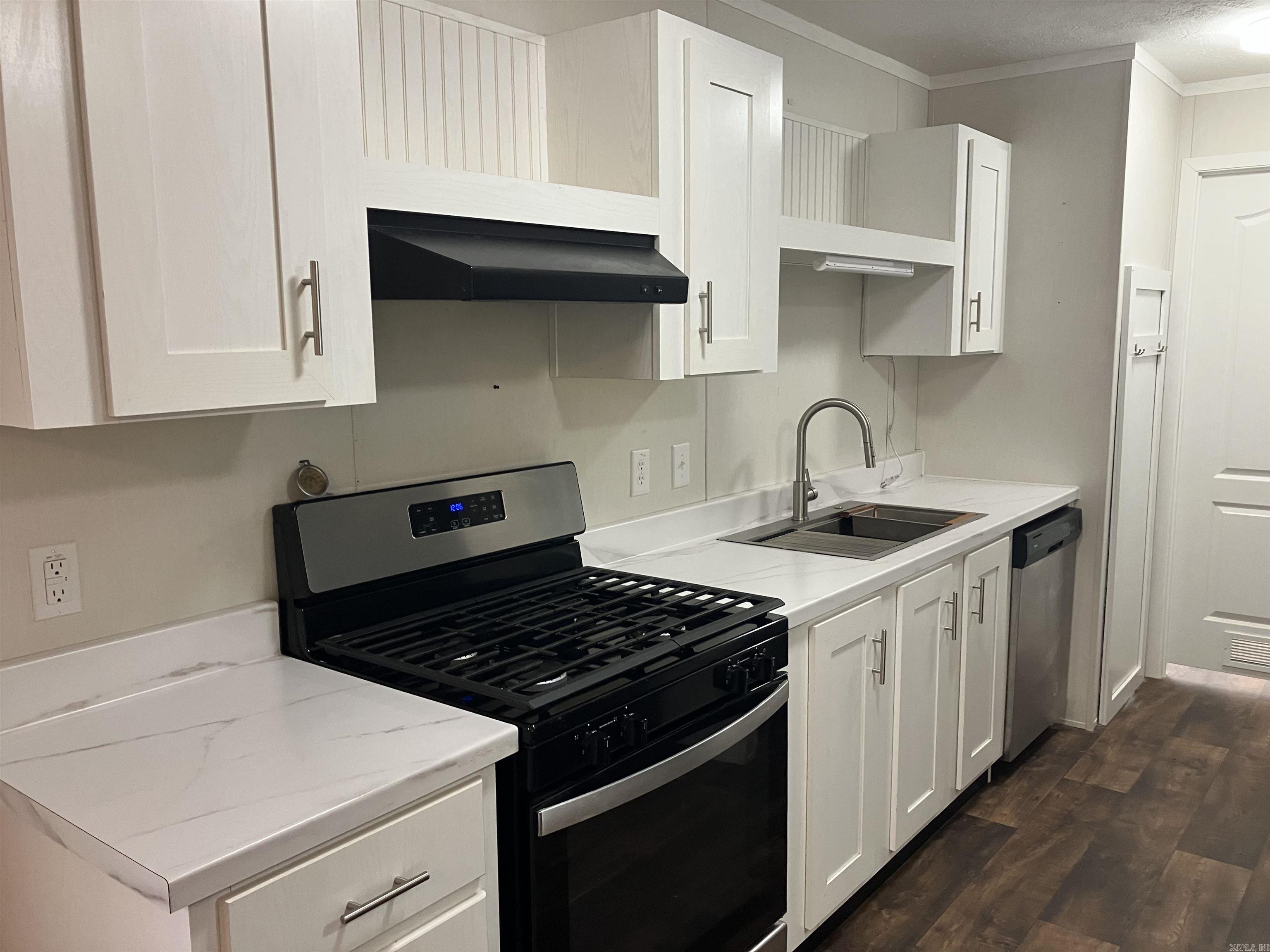 190 Waggoner St. Property Photo 2