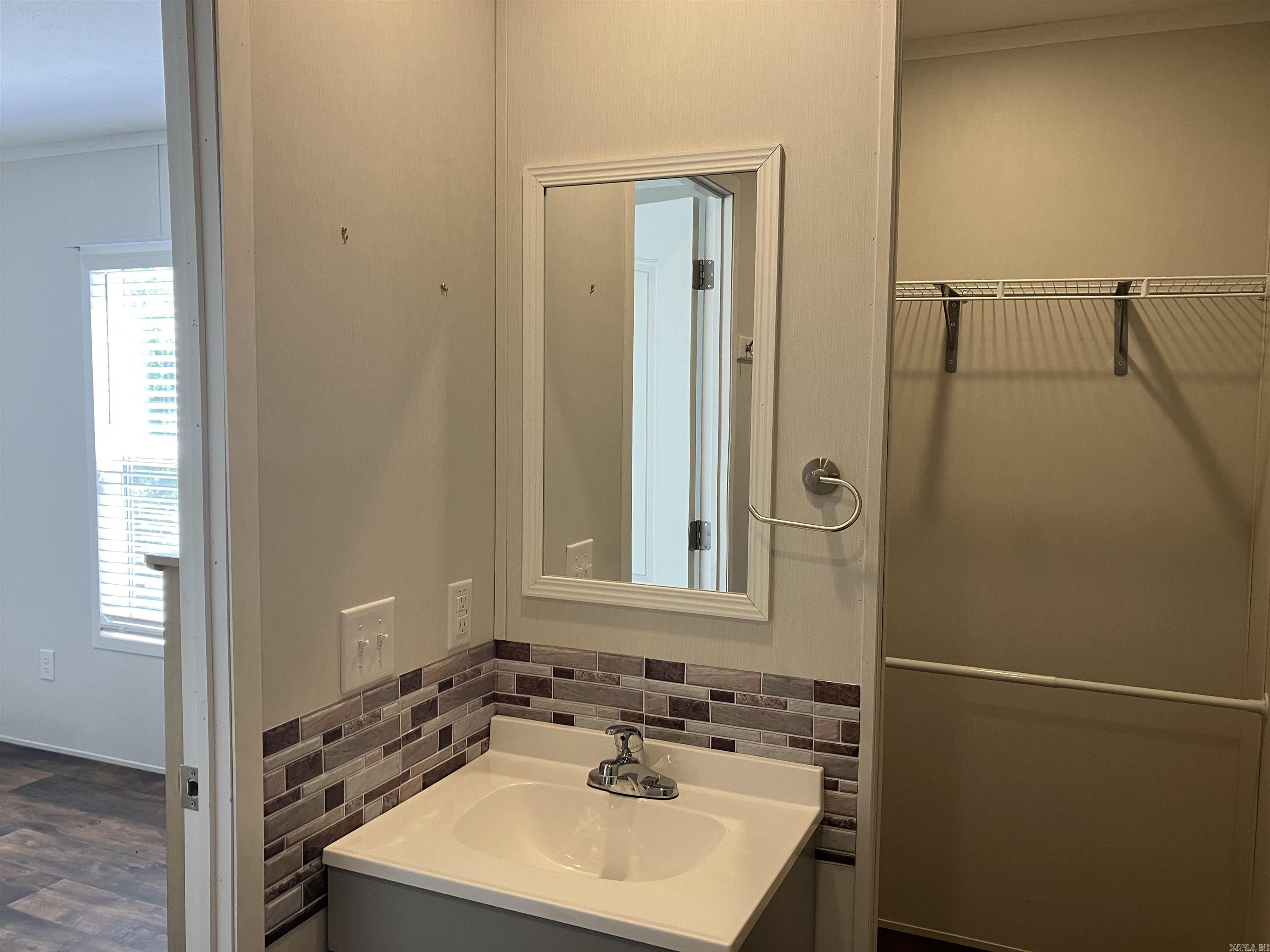 190 Waggoner St. Property Photo 4