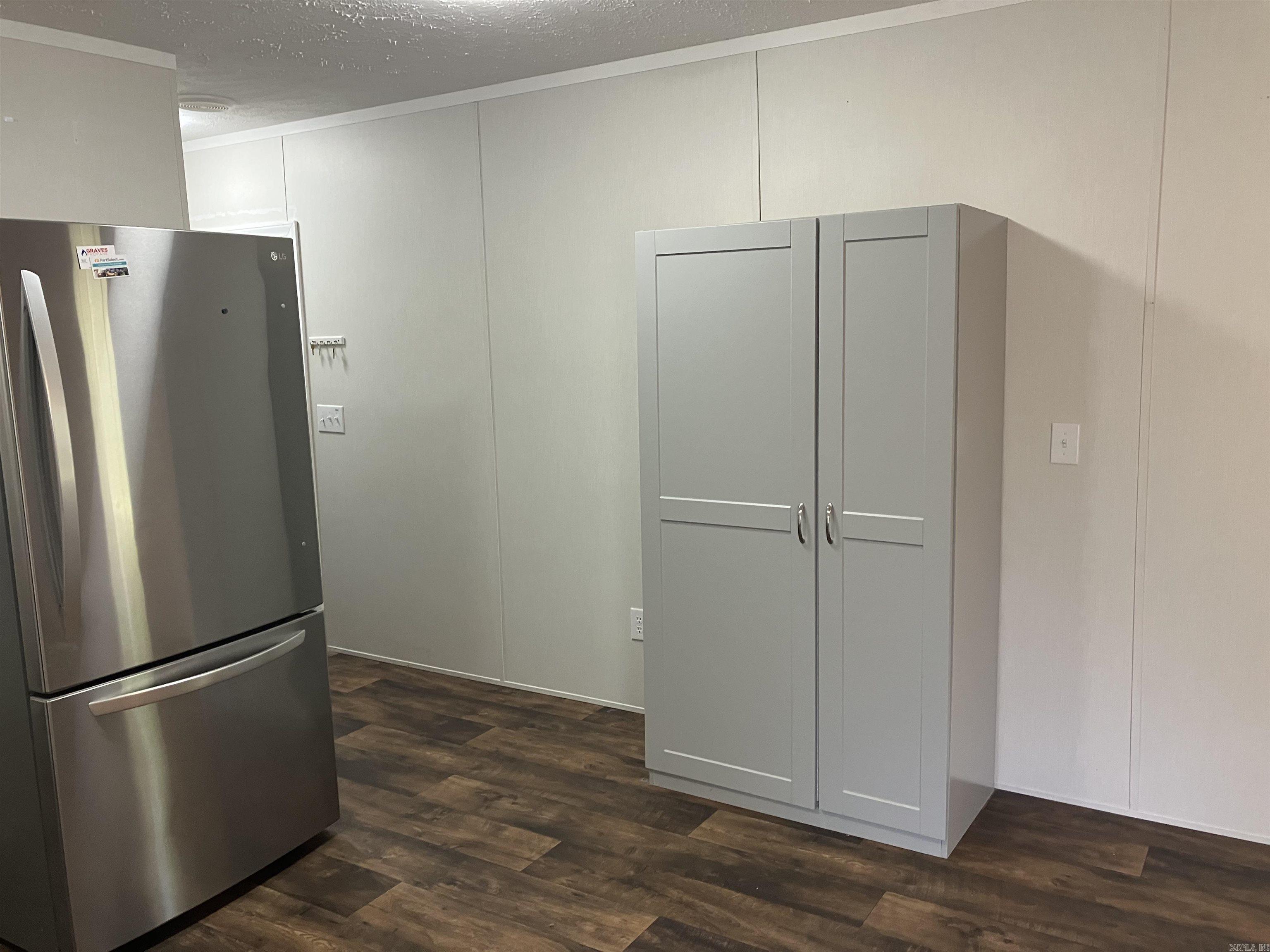 190 Waggoner St. Property Photo 10