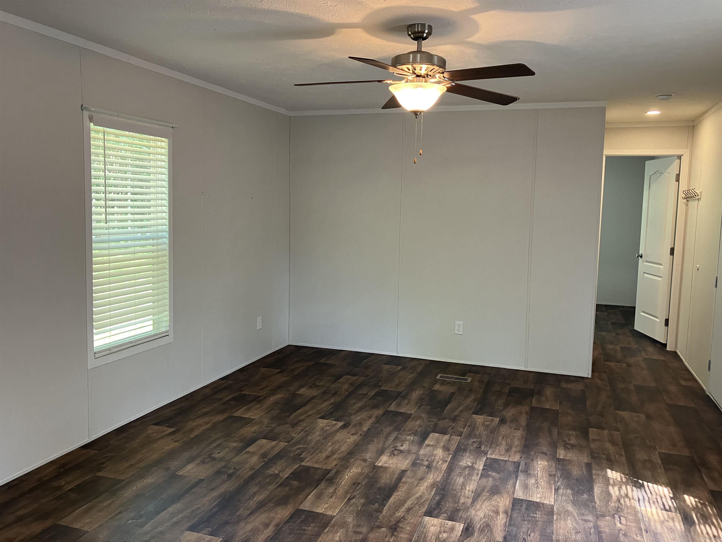190 Waggoner St. Property Photo 11