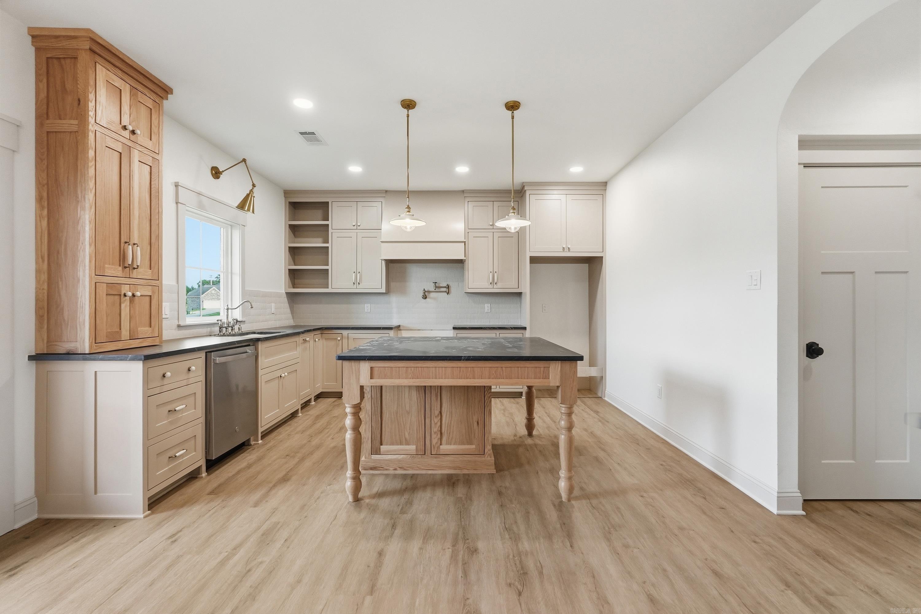 1100 Edinburgh Drive Property Photo 14