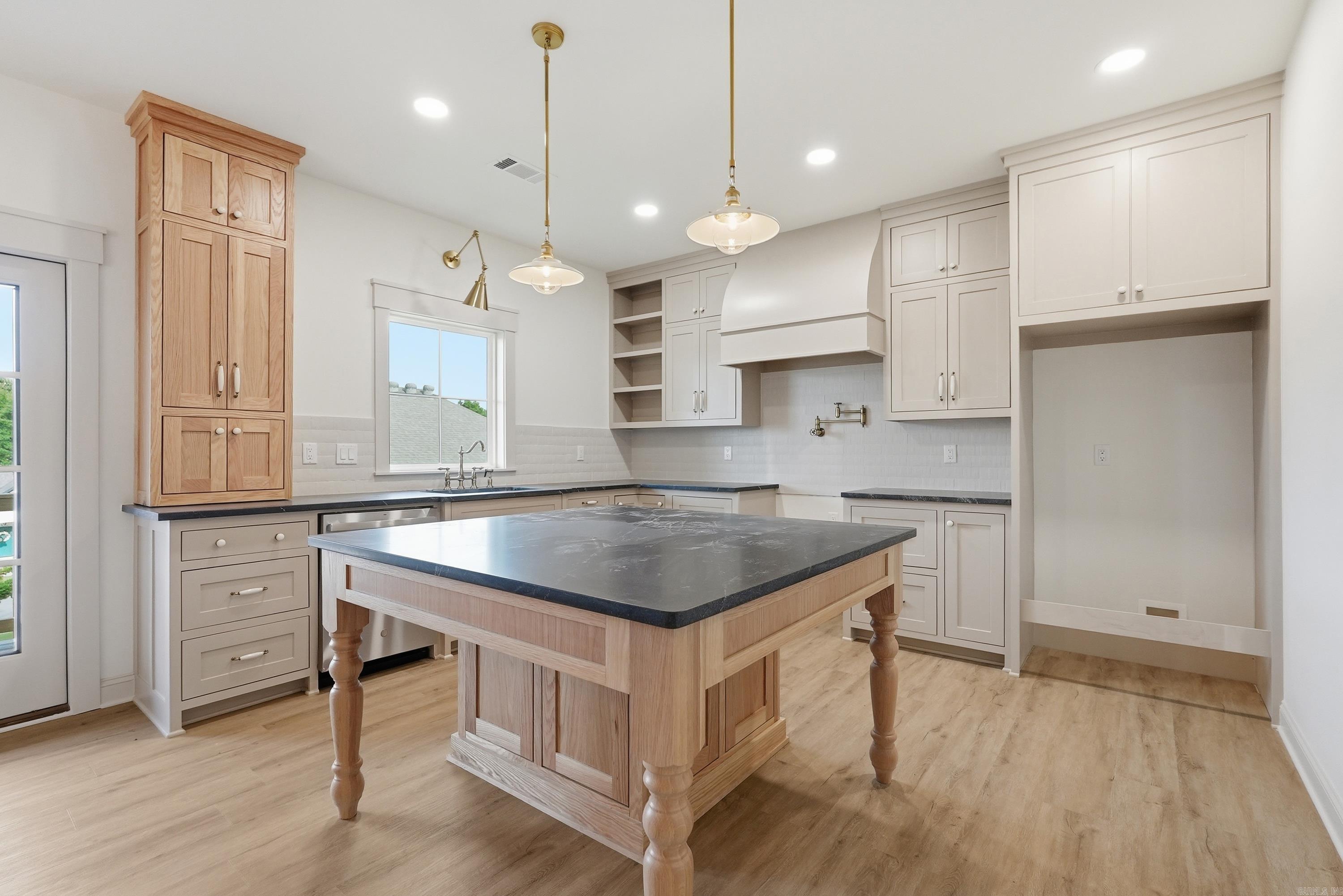 1100 Edinburgh Drive Property Photo 15