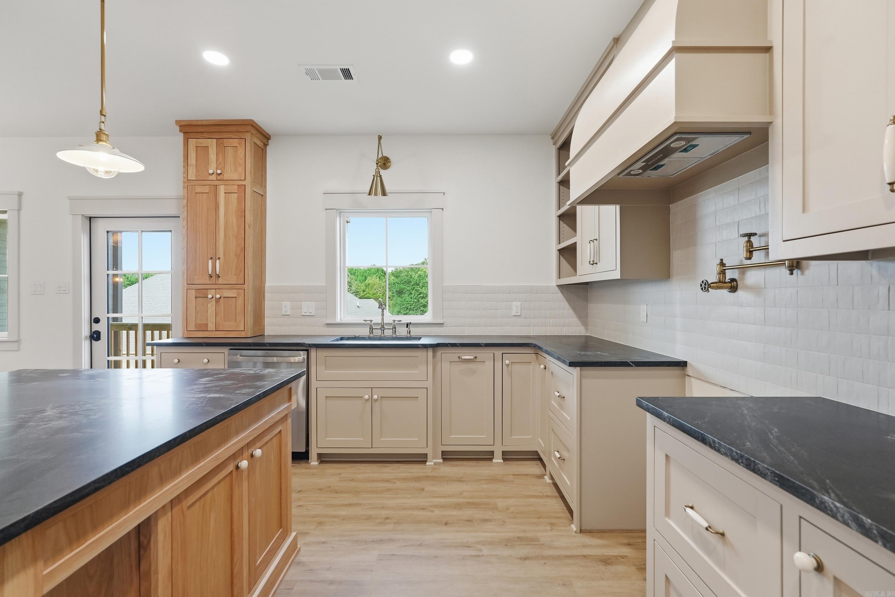 1100 Edinburgh Drive Property Photo 16