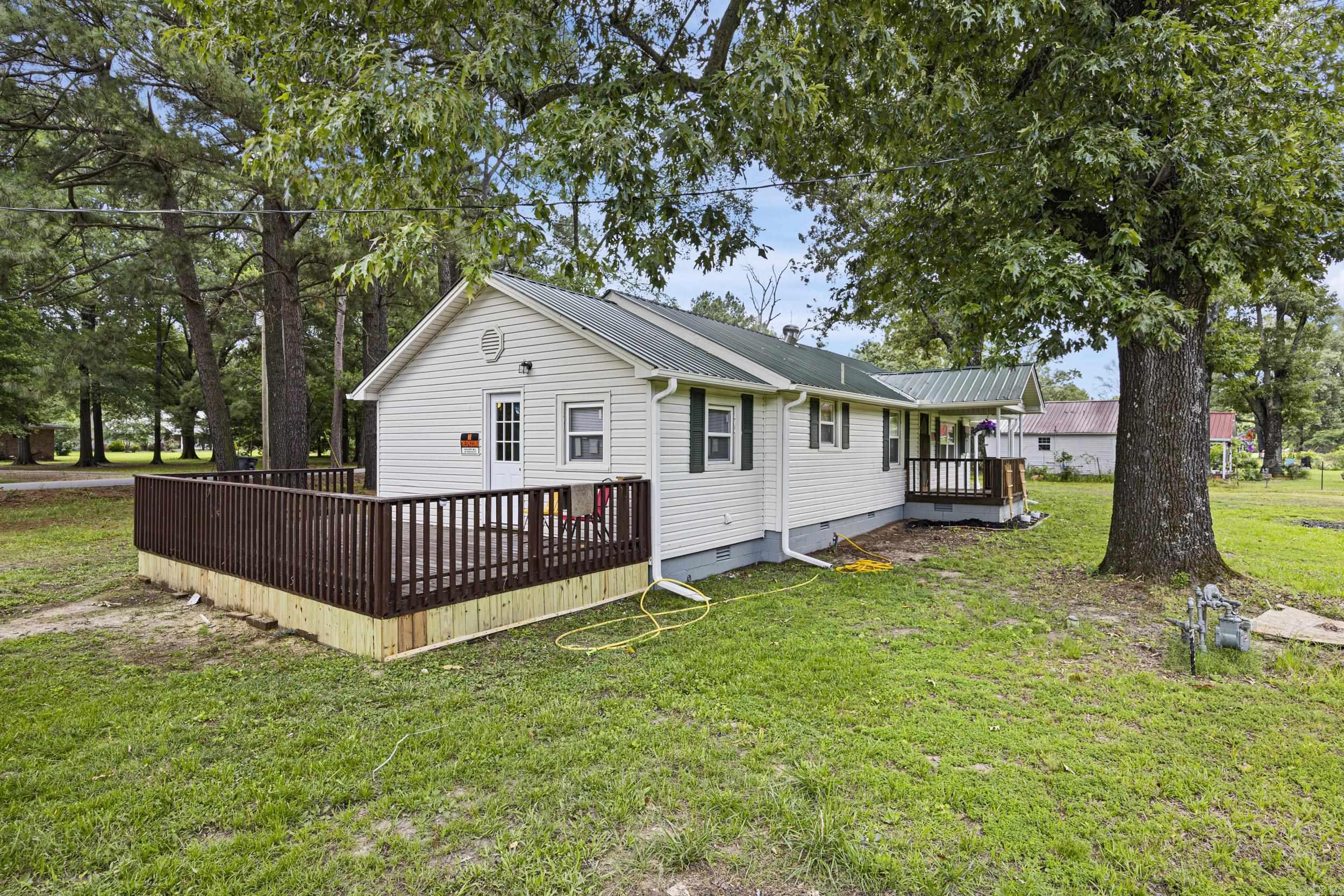 210 S 9 Highway Property Photo 2