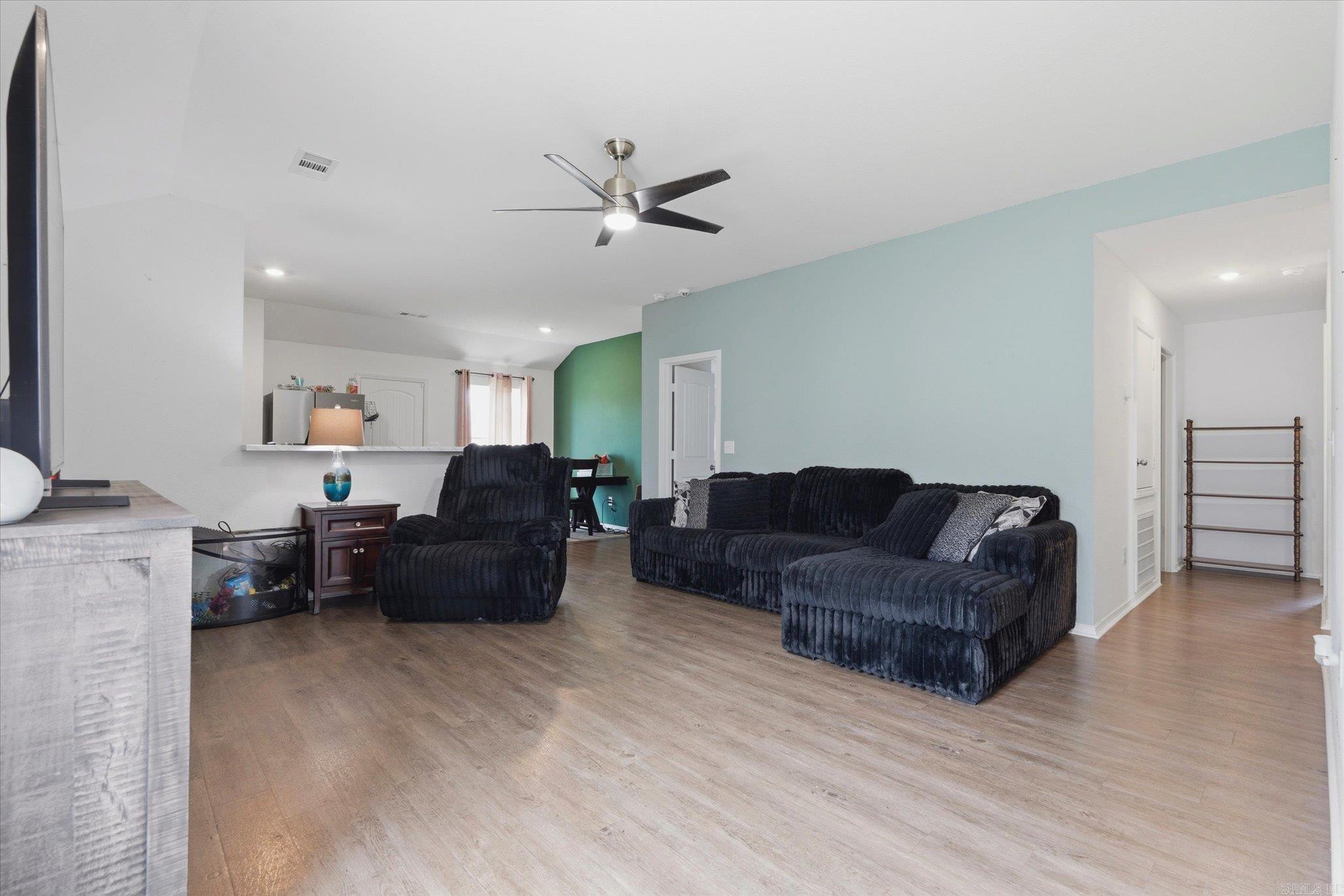 5517 Beech Grove Property Photo 4