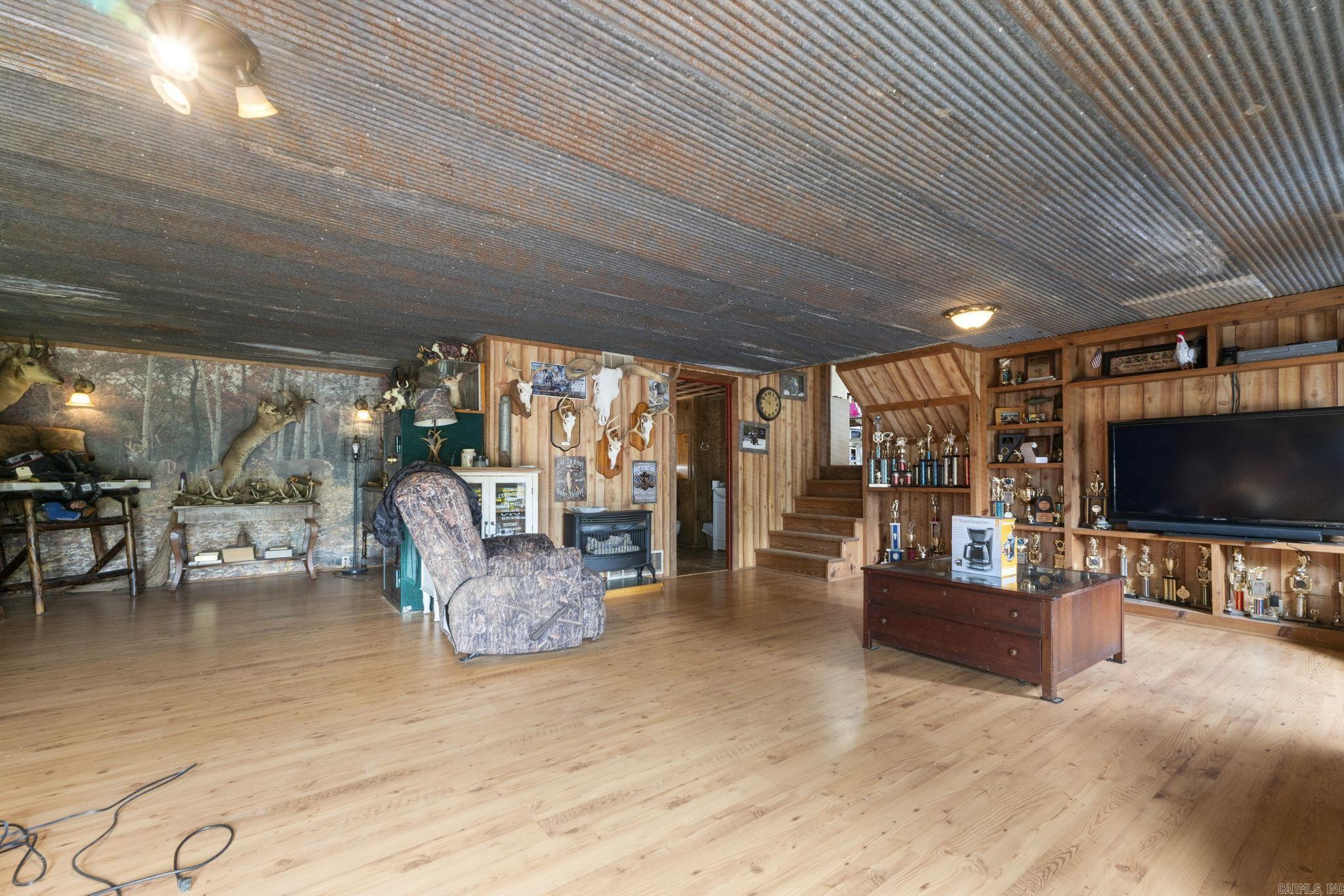 815 Old County Road Property Photo 6