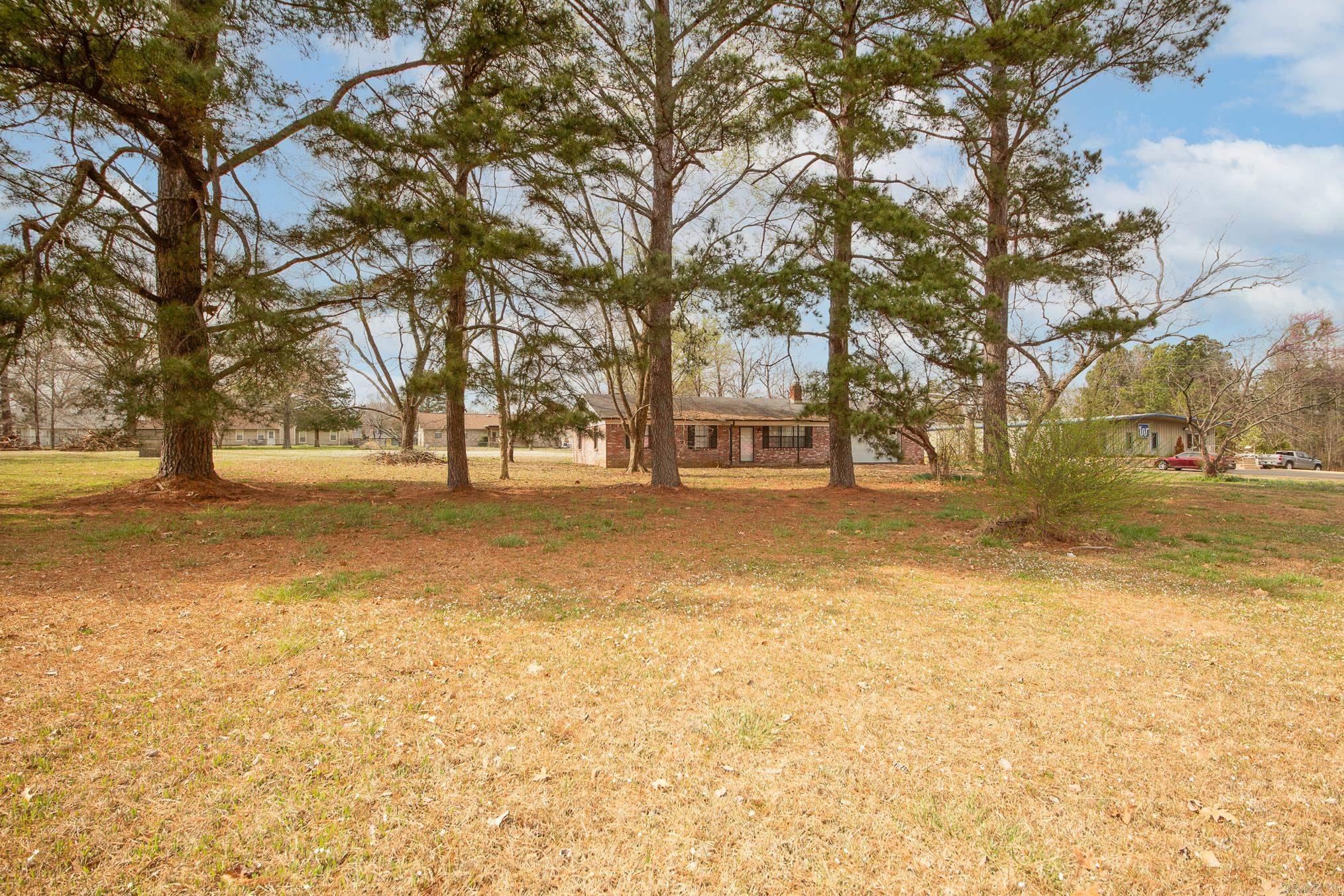 2302 S Pine Street Property Photo 2