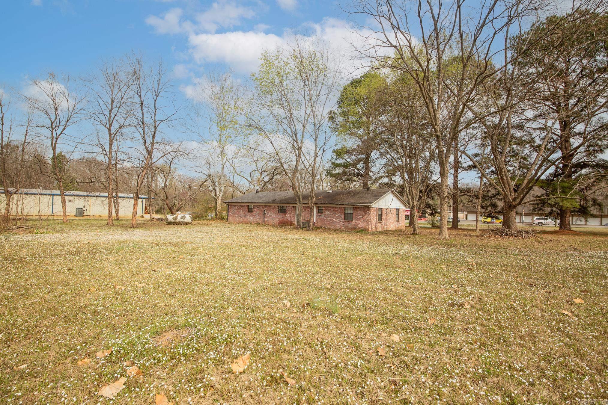 2302 S Pine Street Property Photo 3