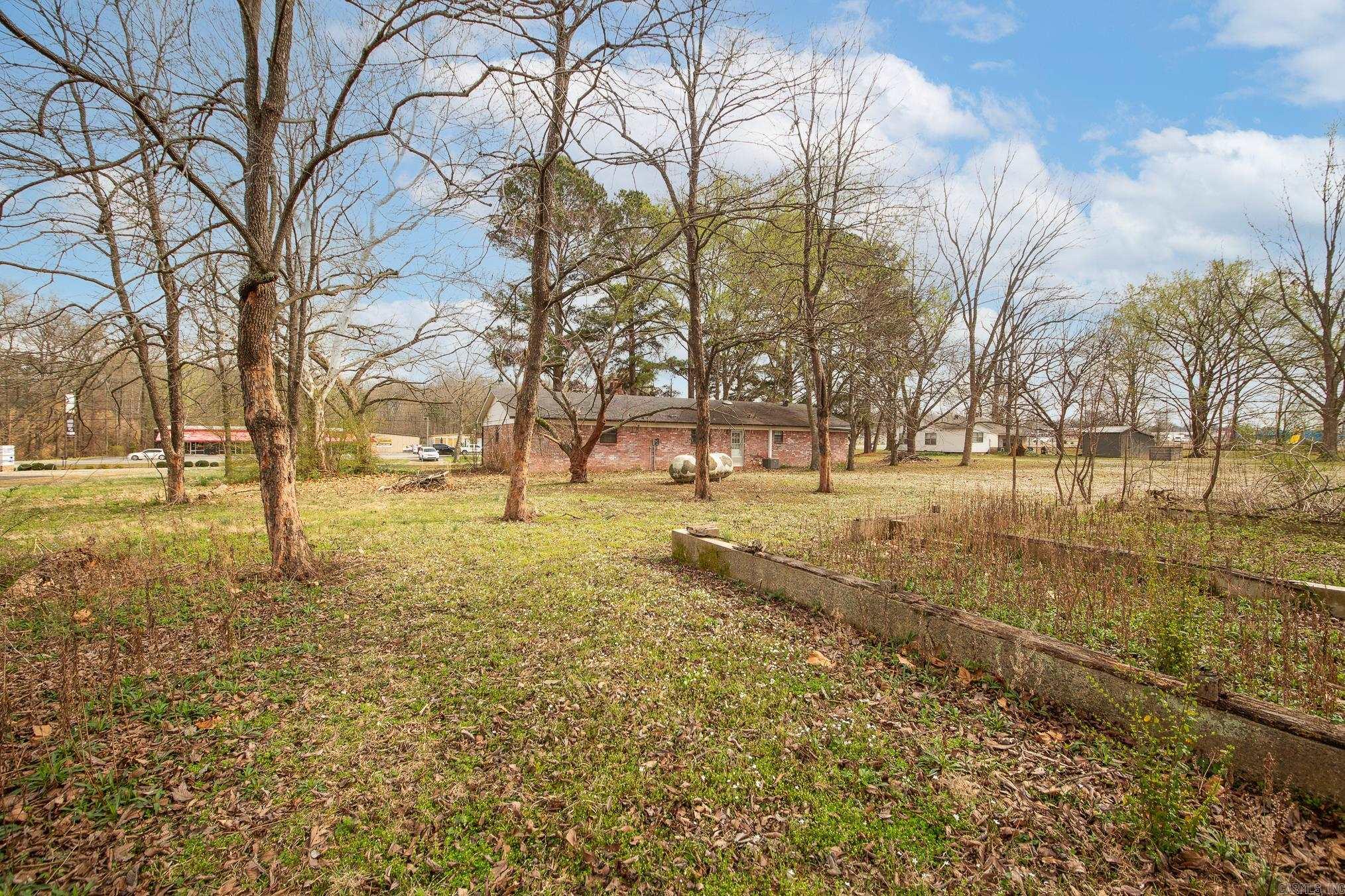 2302 S Pine Street Property Photo 4
