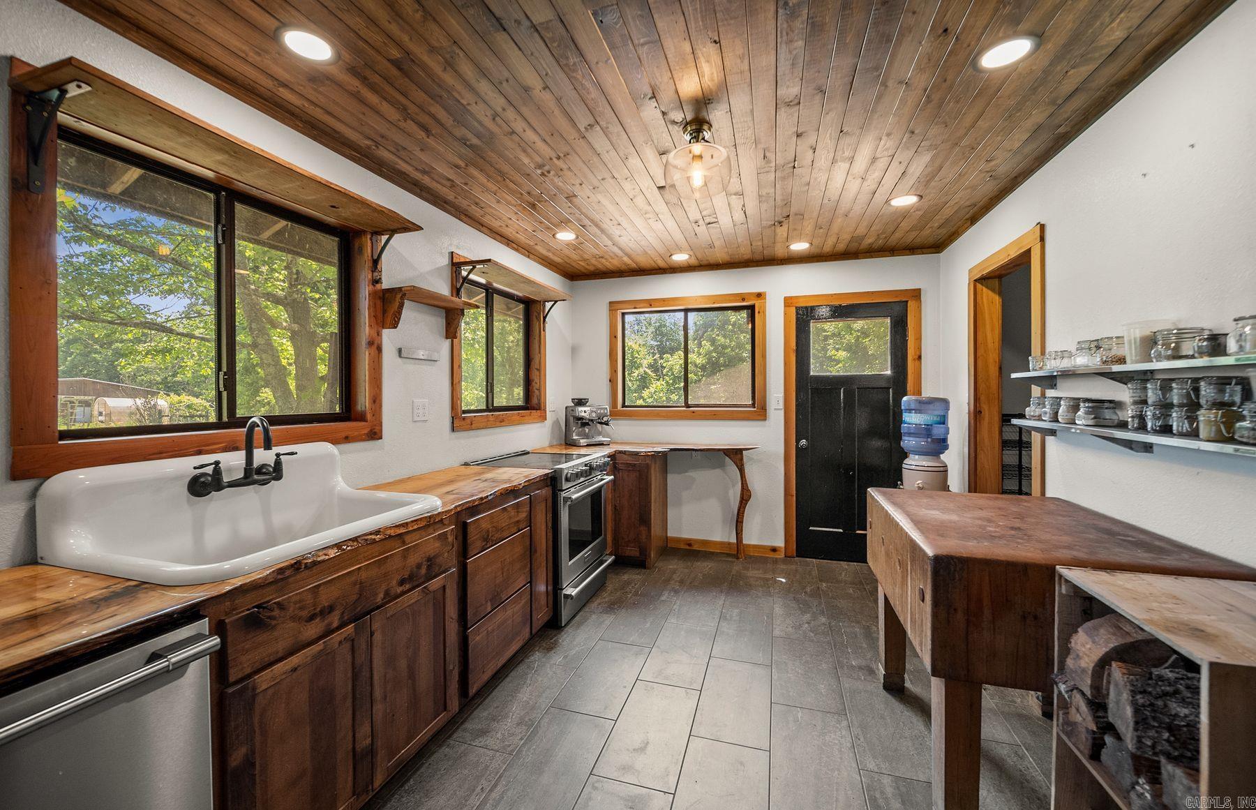2306 County Road 8050 Property Photo 4