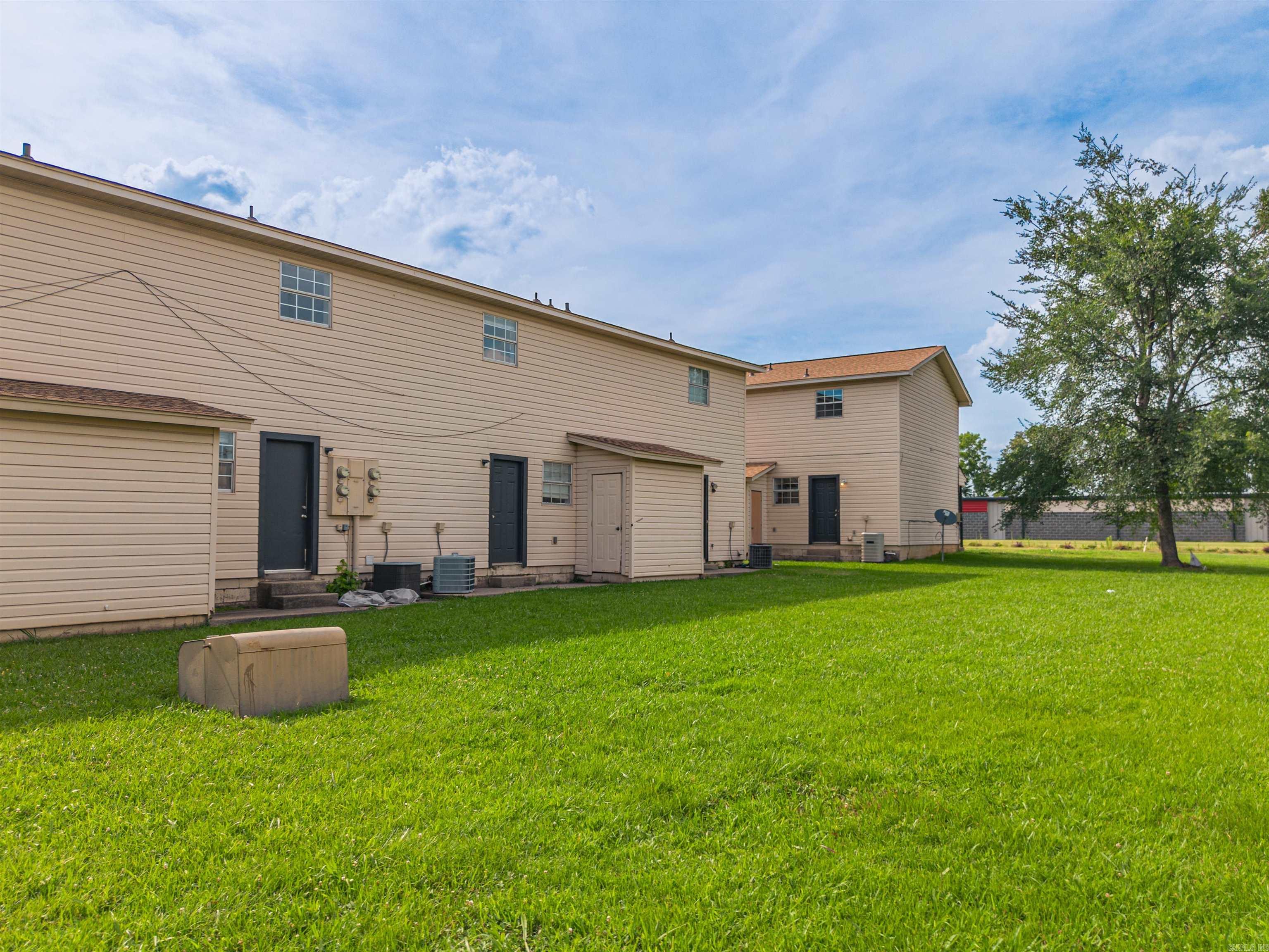 1099 W Elm St Property Photo 16