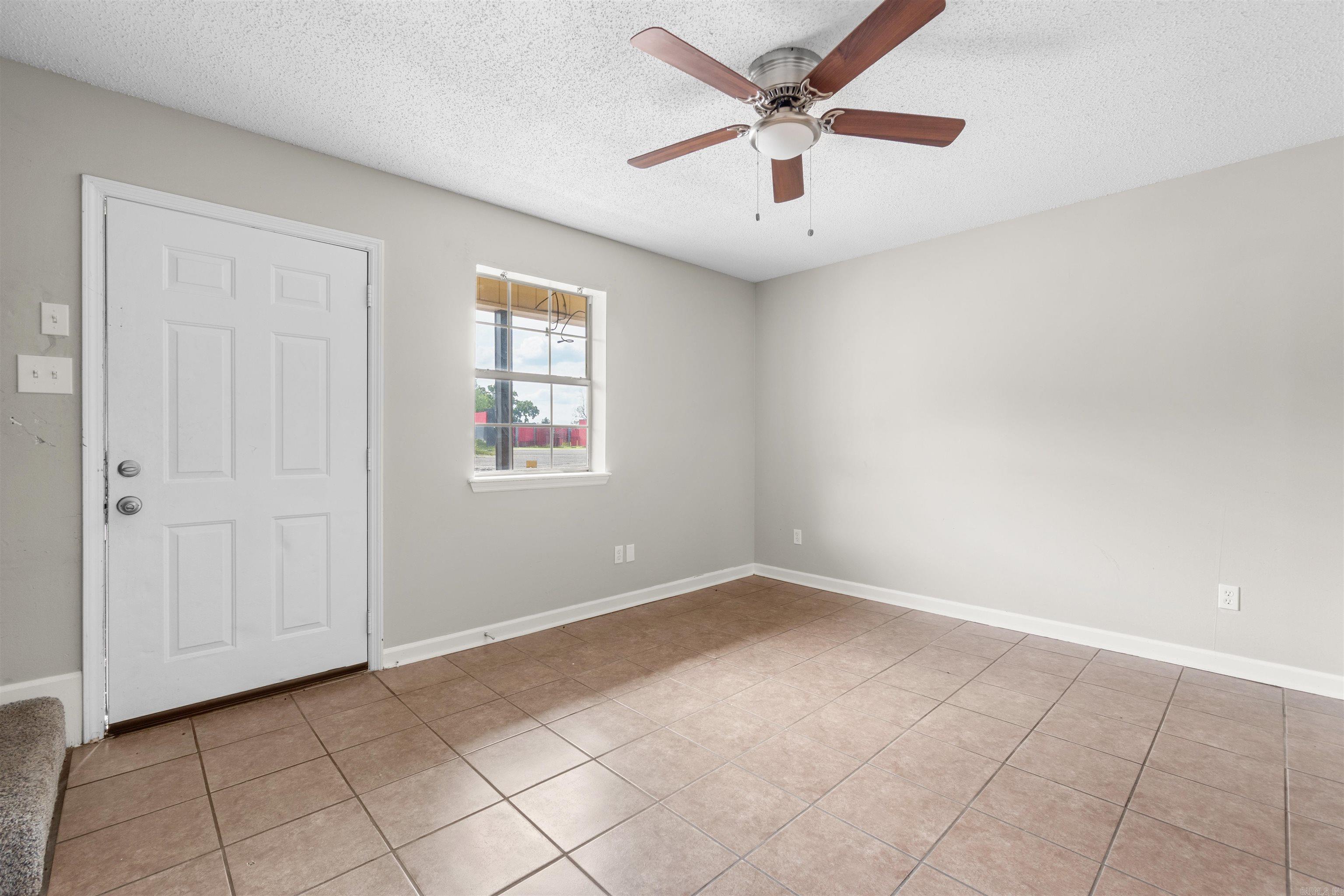 1099 W Elm St Property Photo 18