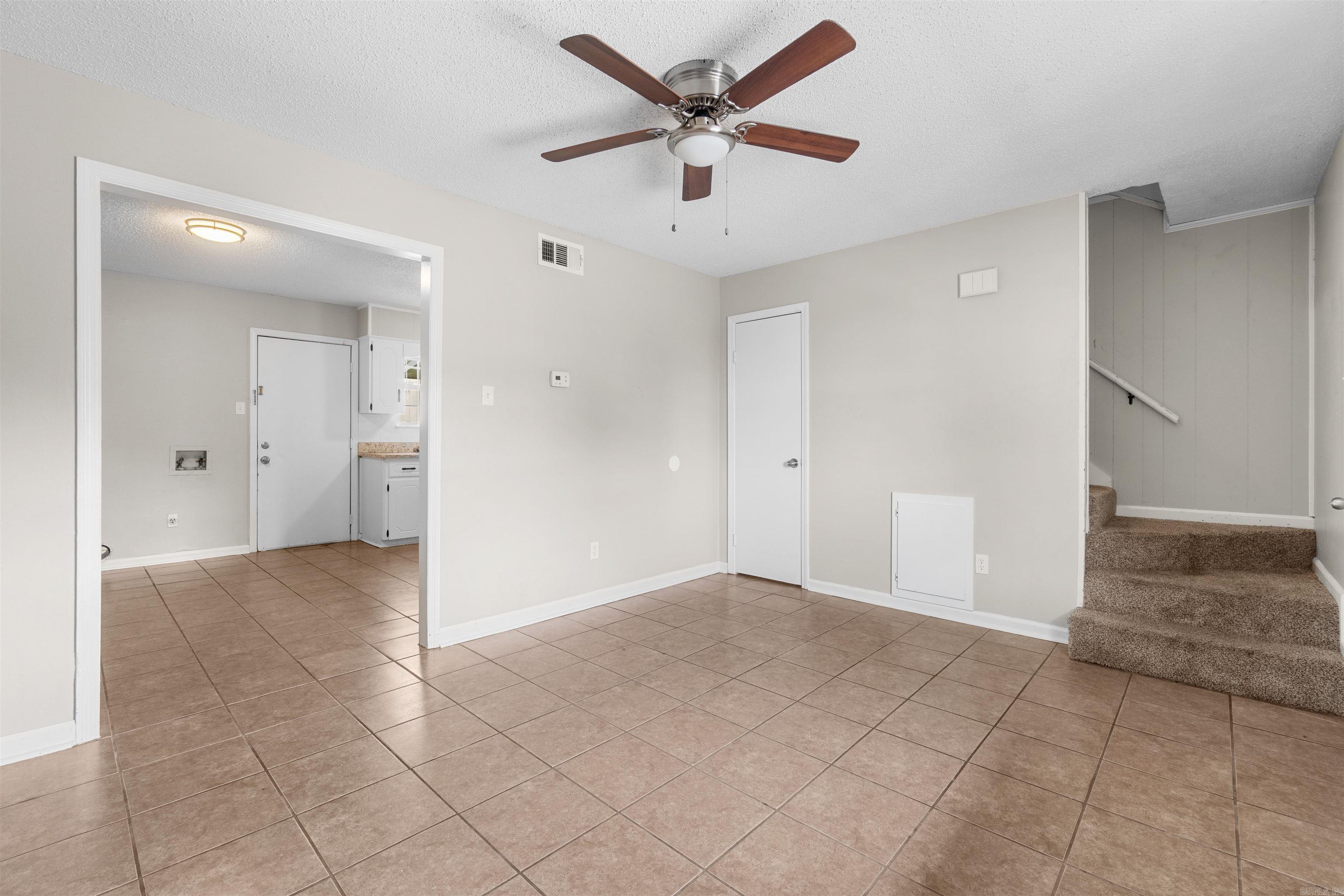 1099 W Elm St Property Photo 19