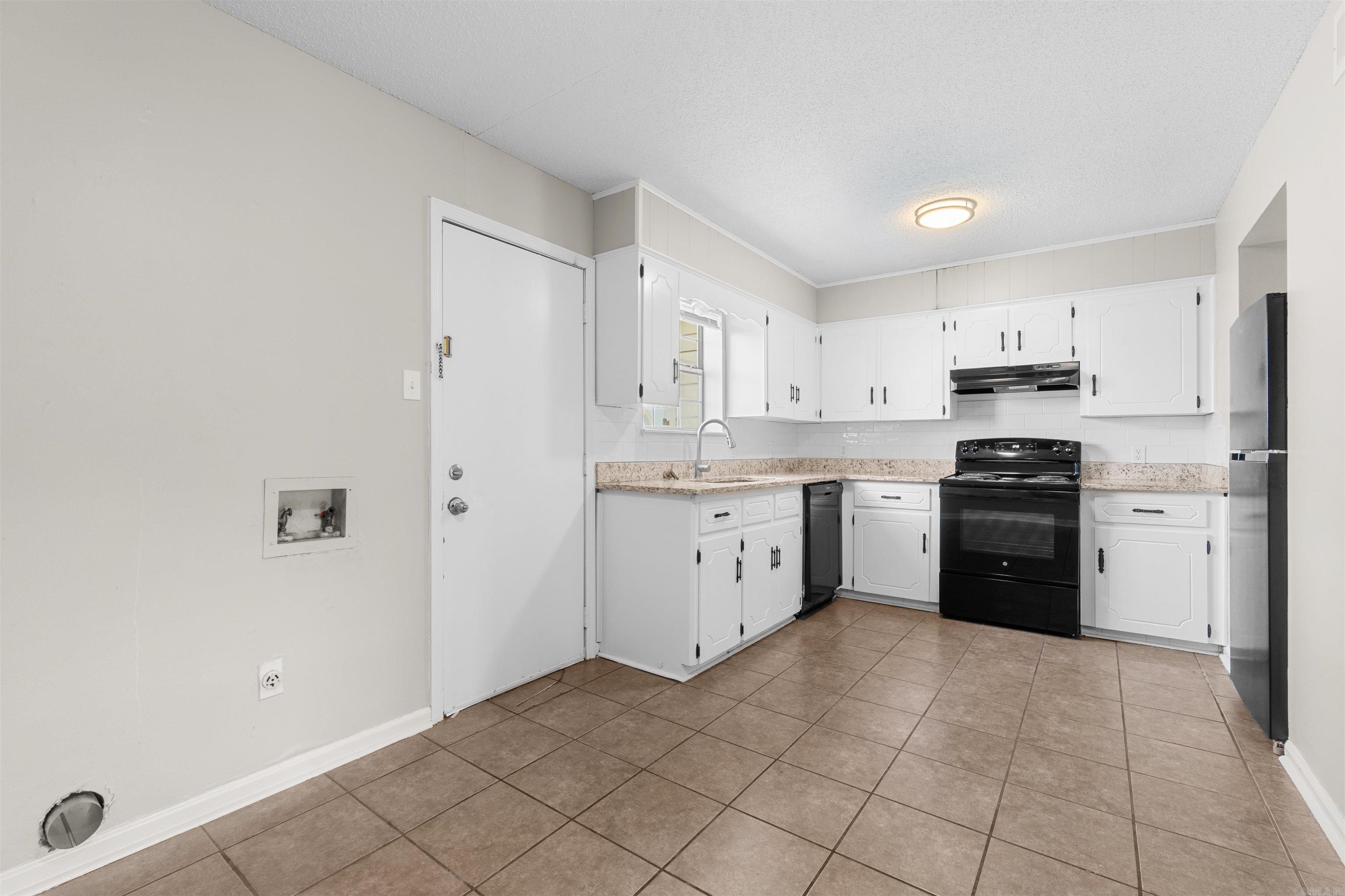 1099 W Elm St Property Photo 20