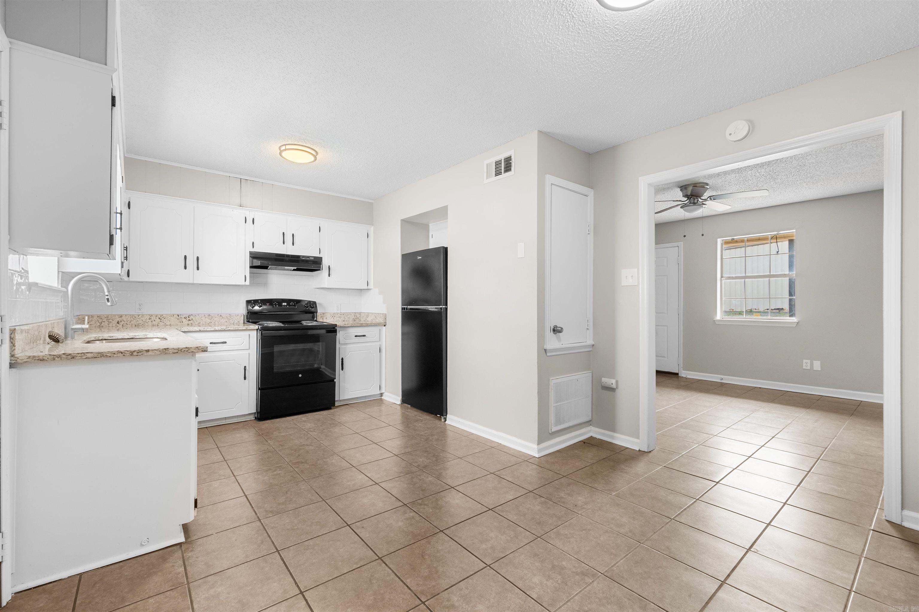 1099 W Elm St Property Photo 21
