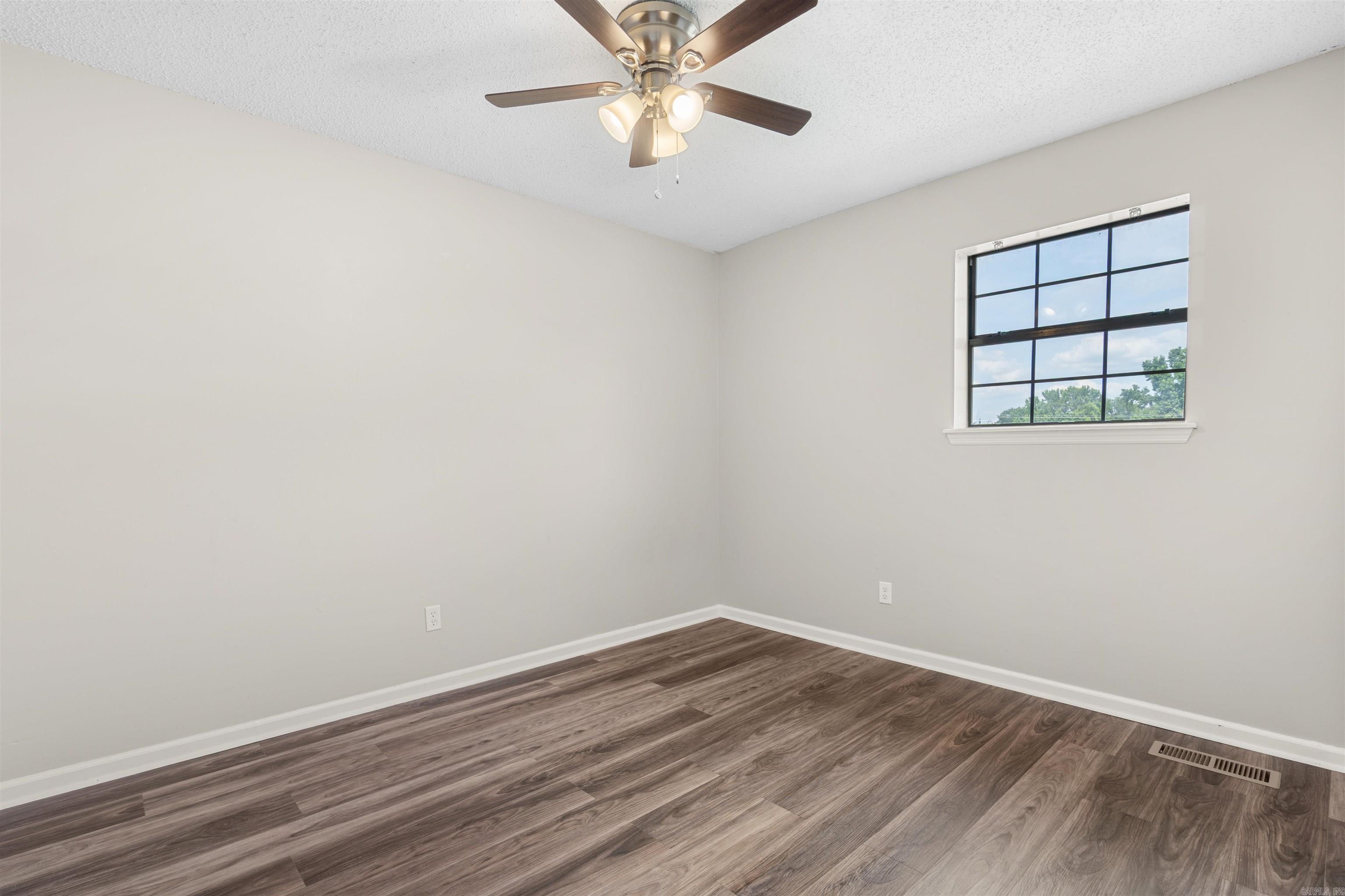 1099 W Elm St Property Photo 25