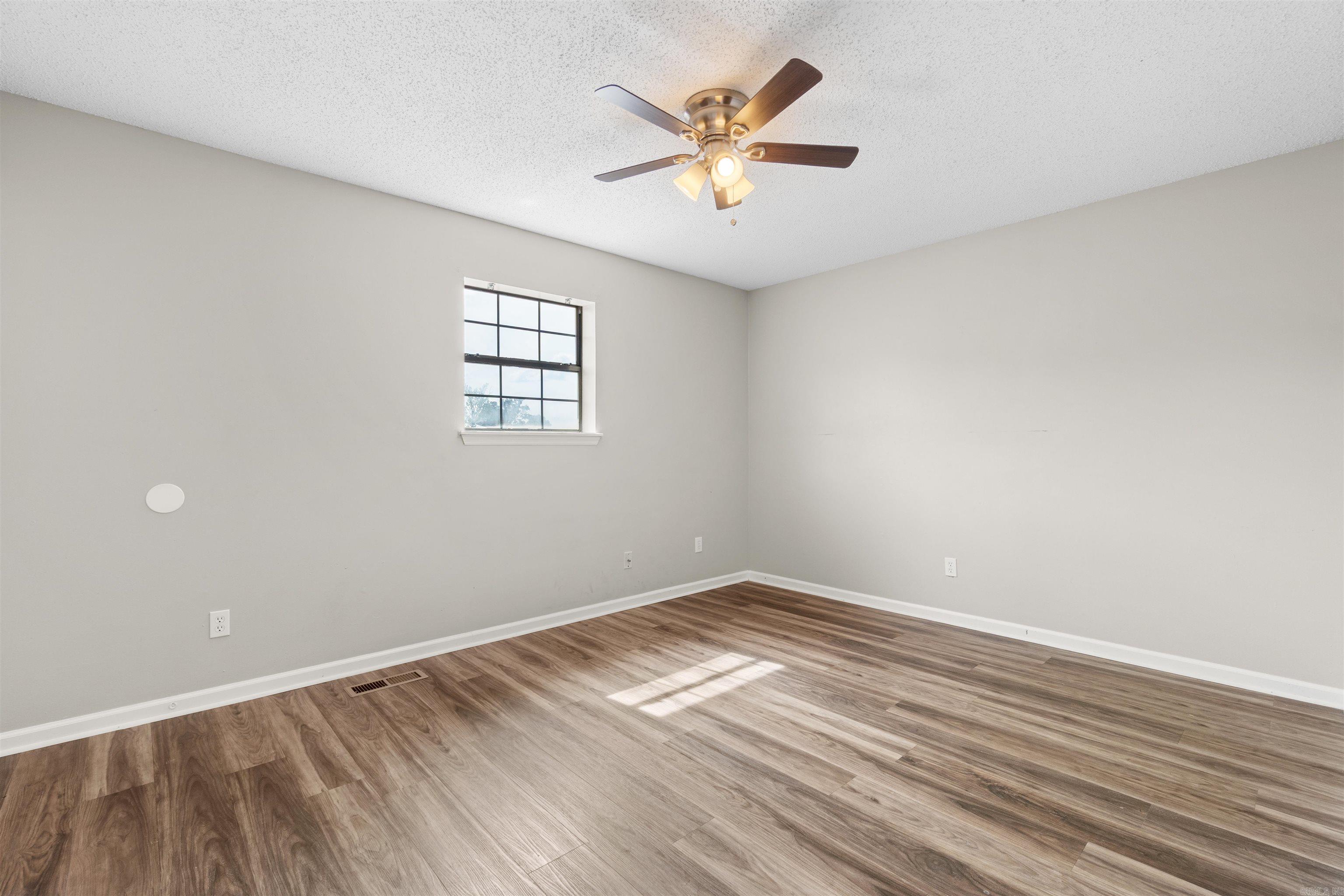 1099 W Elm St Property Photo 27