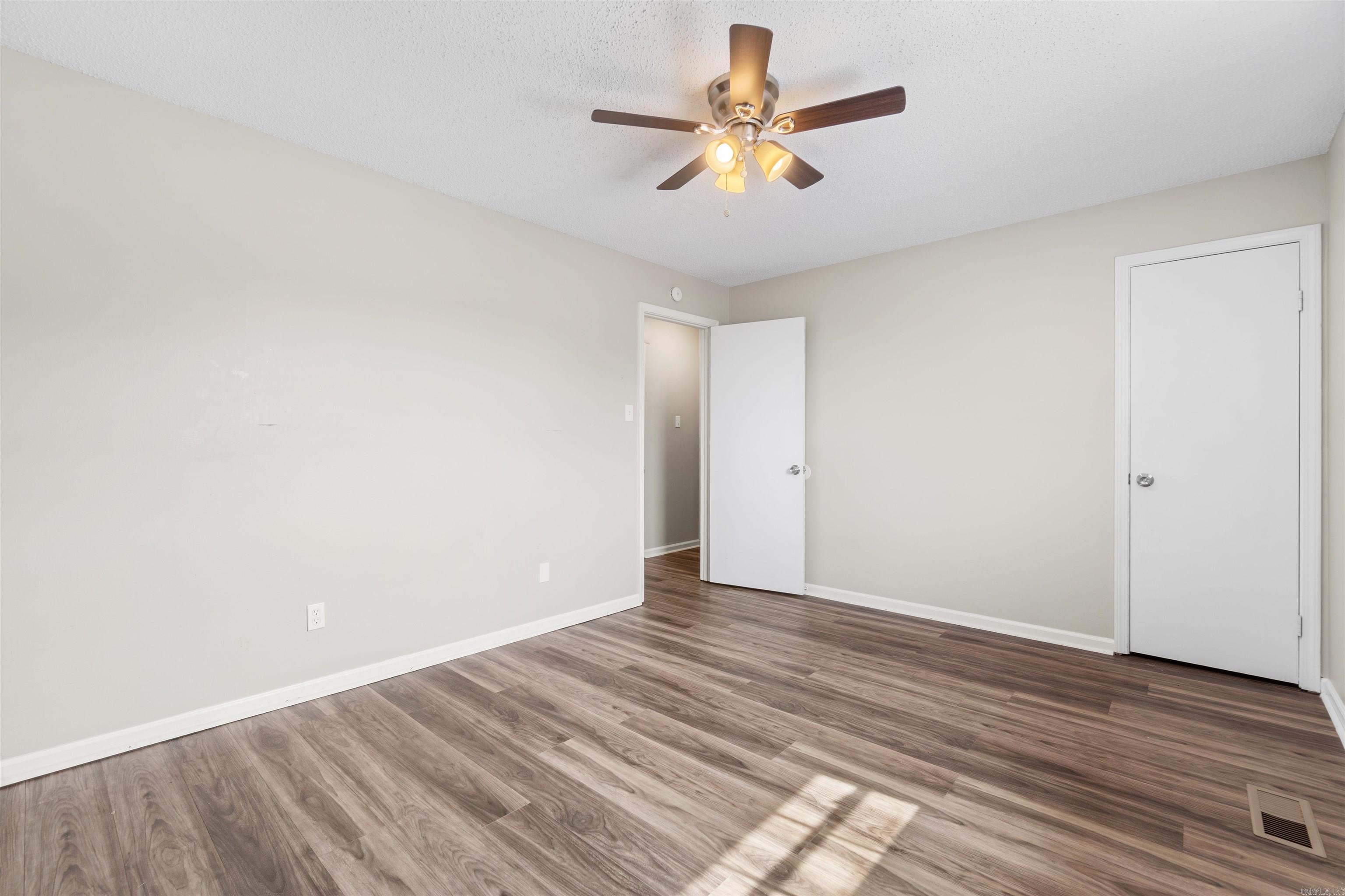 1099 W Elm St Property Photo 28