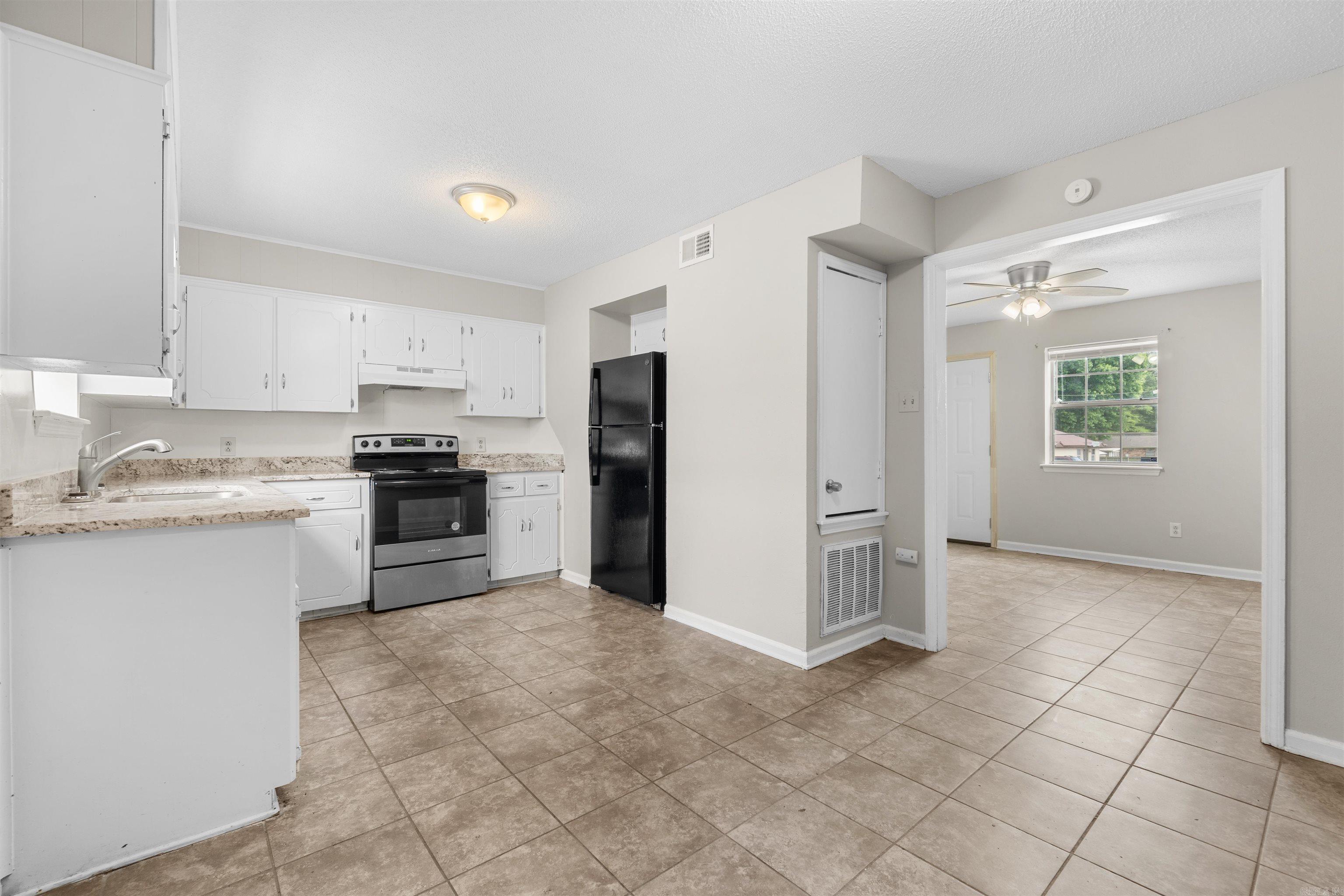 1099 W Elm St Property Photo 31