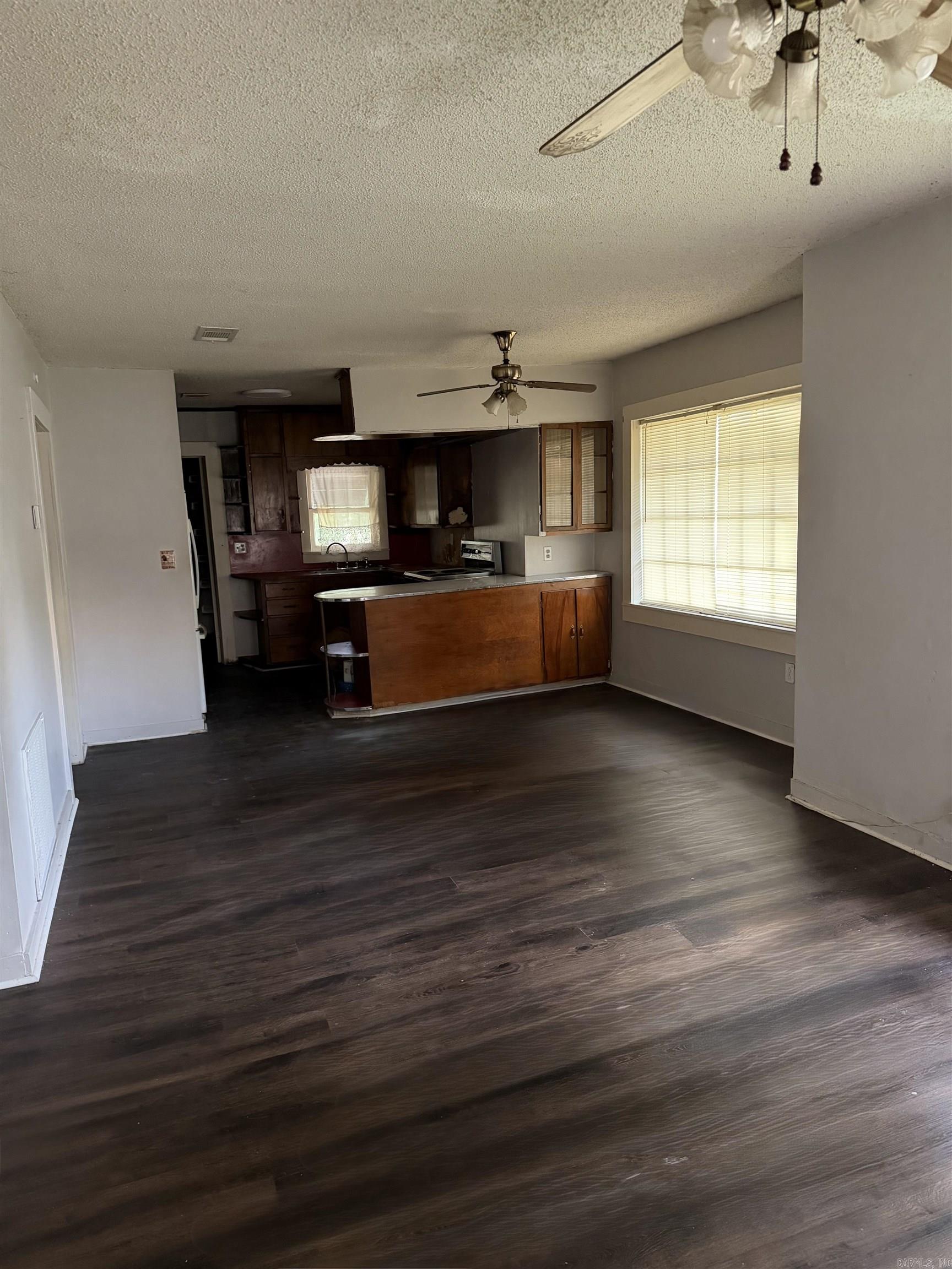 511 N Oak Street Property Photo 6