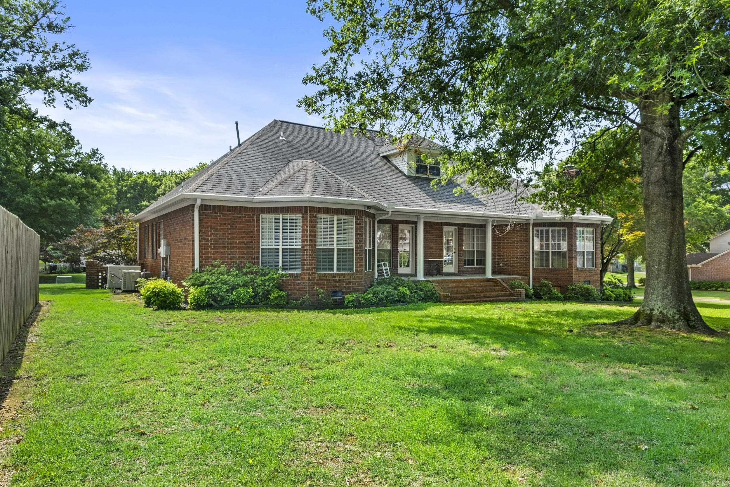 601 Live Oak Property Photo 3